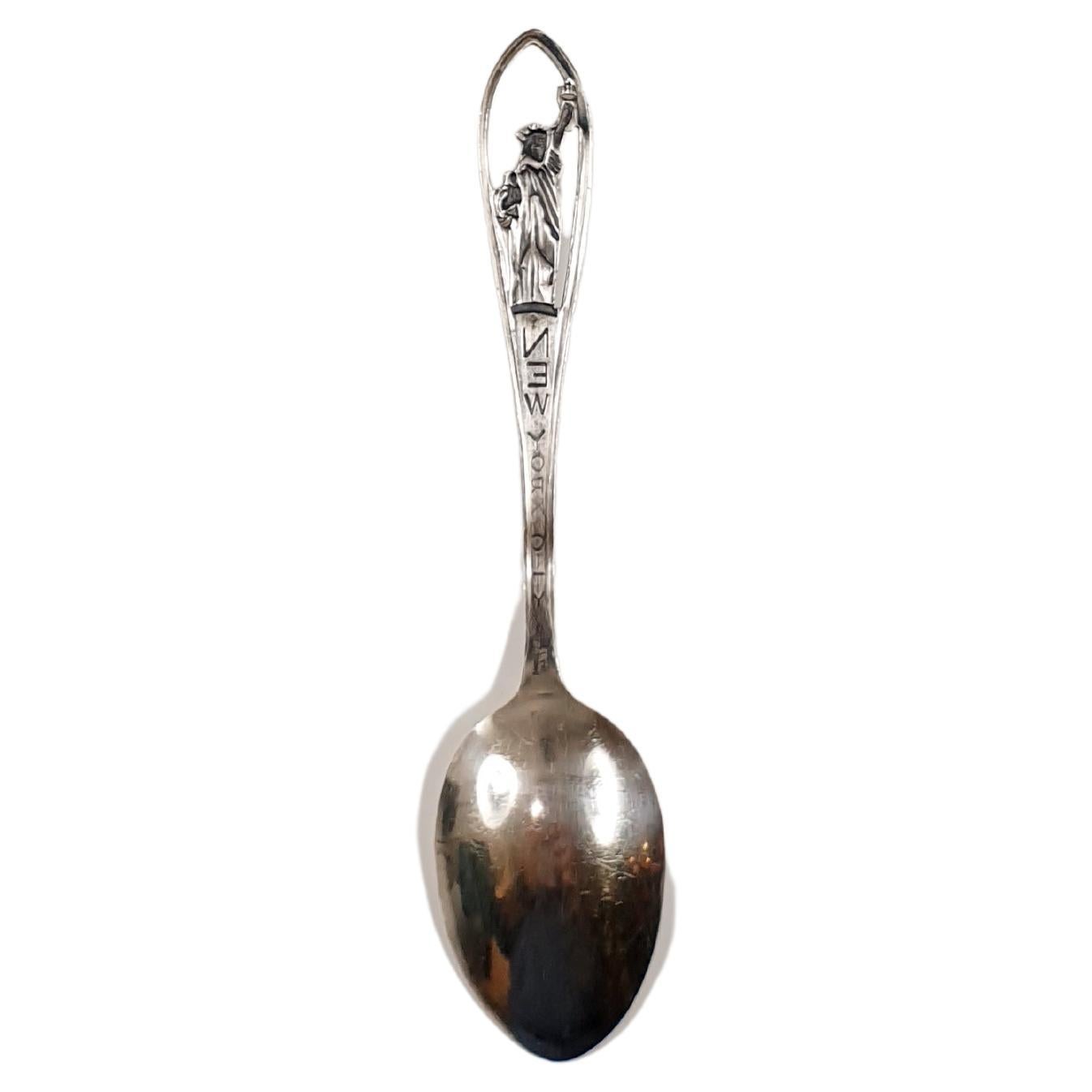 New York Silver Teaspoon
Length 4.17in / 10.6cm.
Width 0.90in / 2.3cm
Weight 8.9gr


PRADERA is a  second generation of a family run business jewelers of reference in Spain, with a large track record  being official distributers of prime European