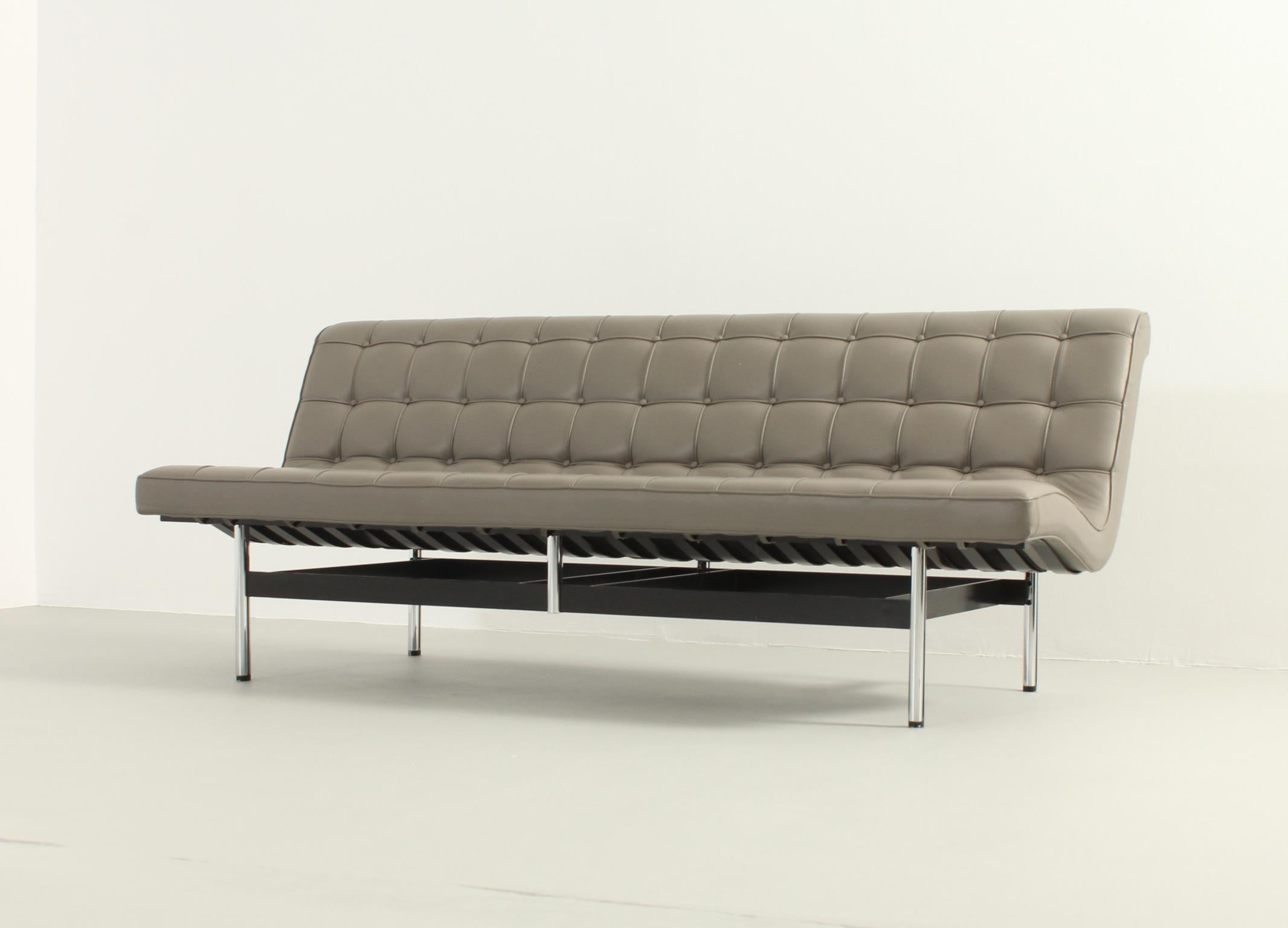 New York sofa originally designed in 1952 by William Katavolos, Ross Littell and Douglas Kelley for Laverne International, USA. This is an edition from 1990's by ICF, Italy. Chromed aluminum and black enamelled steel, original leather upholstery.