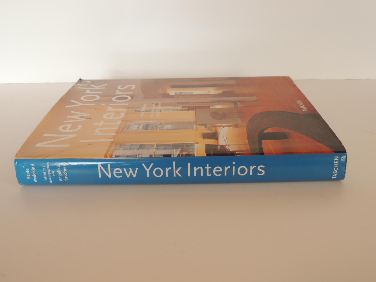 This volume contains a collection of the many fascinating ways in which people have made themselves feel at home in New York. It covers 42 different apartments and houses in Manhattan, Brooklyn and Long Island - from a loft sprayed with graffiti to