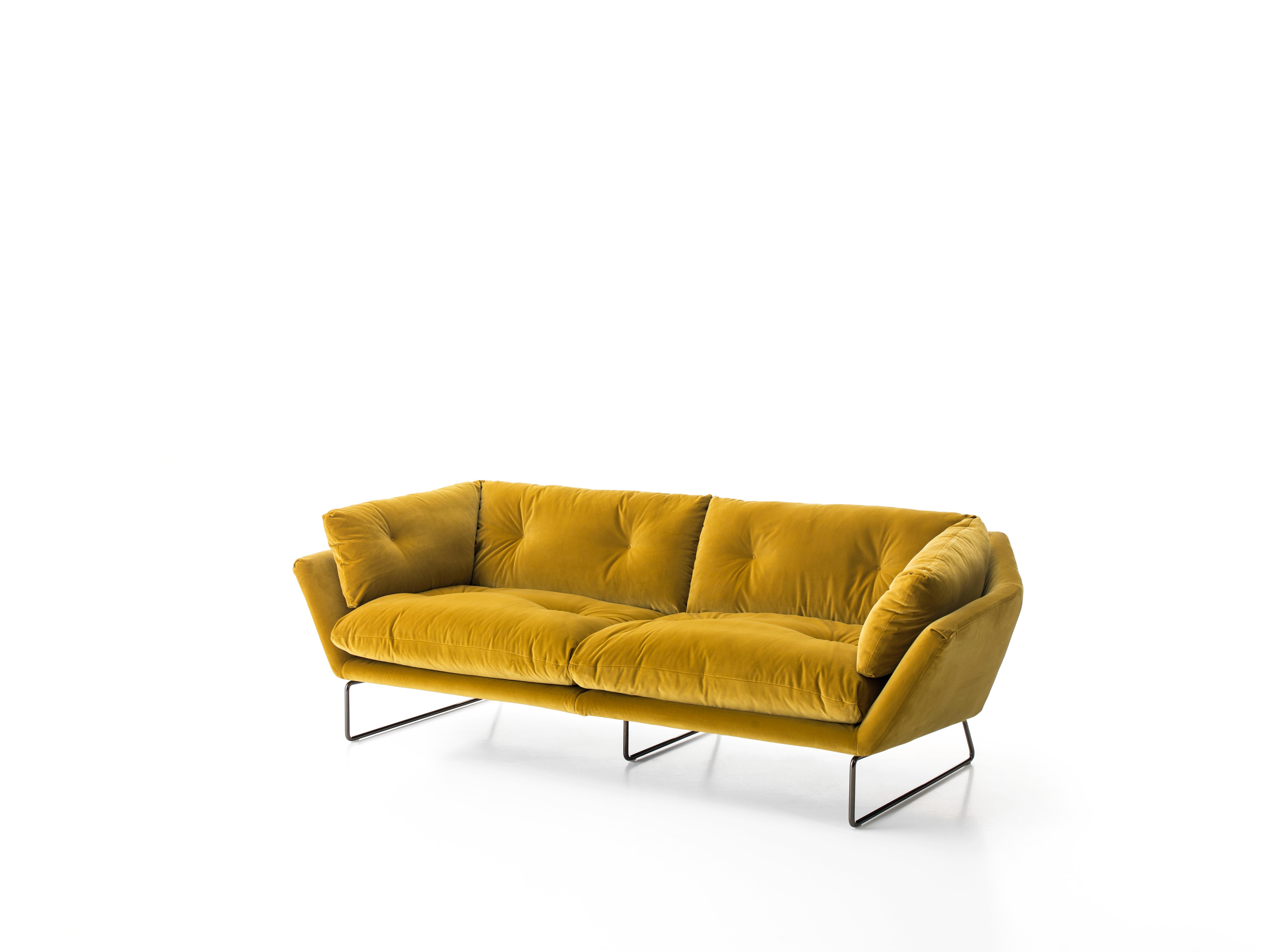 The new New York collection designs by Sergio Bicego still retain a contemporary soul and timeless spirit. The quilted cushions hint at a retro elegance and a nostalgic atmosphere yet the whole design is futuristic. At the same time the metropolitan