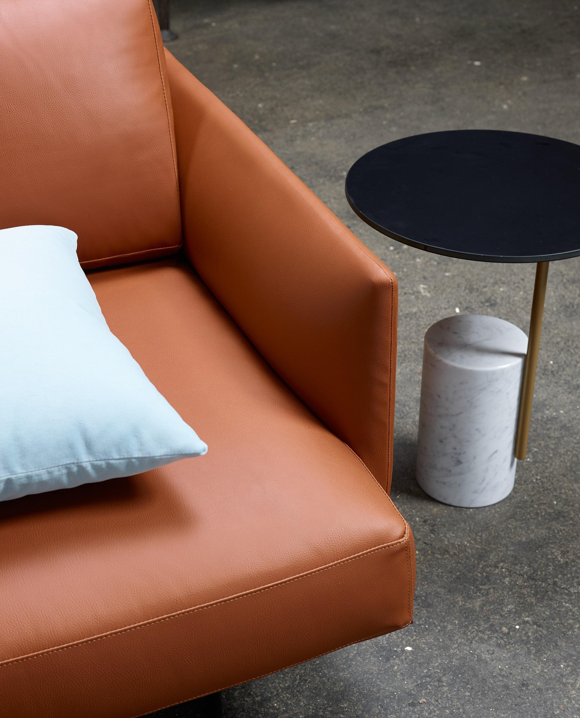 Post-Modern New York Two Seater Sofa in Metal & Leather Upholstery by Quinti Sedute For Sale