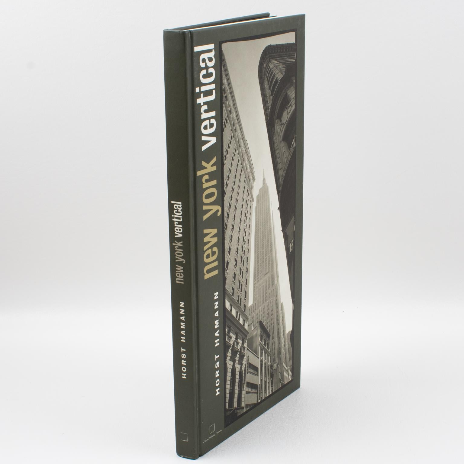 New York Vertical, Livre en anglais de Horst Hamann, 2000.
Ce livre offre une nouvelle perspective sur New York, la métropole américaine. Cet hommage pictural primé à la ville la plus verticale du monde présente une introduction unique à