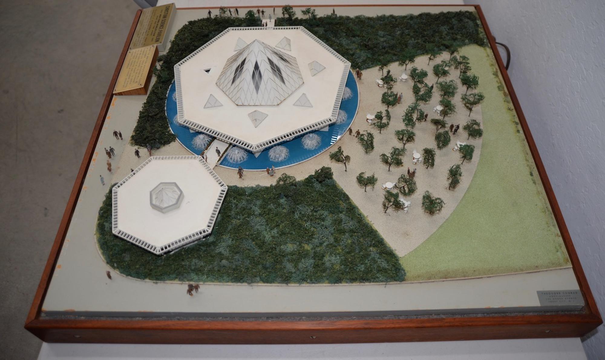 Modèle d'architecte de l'exposition universelle de New York « Science Pavilion » (Pologne de la science chrétienne), vers 1965 en vente 1