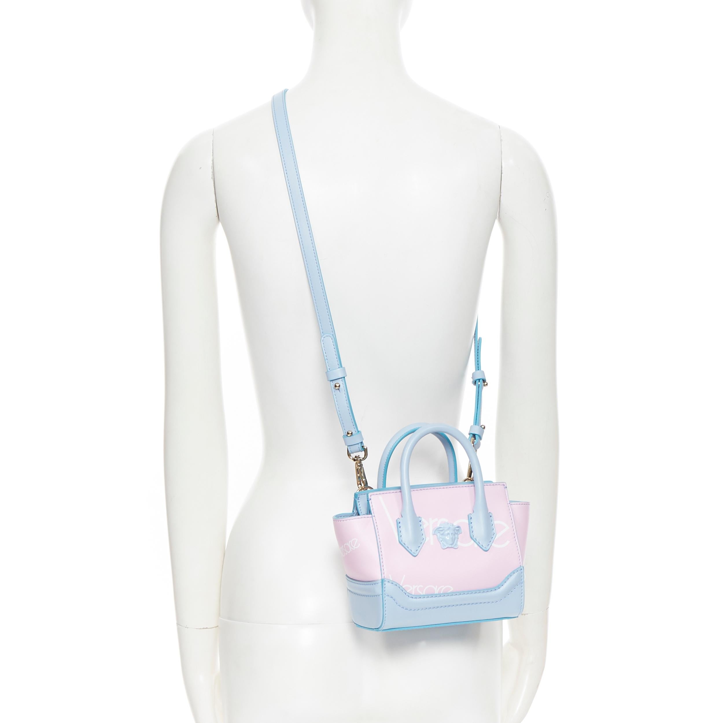 new YOUNG VERSACE Micro Palazzo Empire light pink blue logo print shoulder bag
Brand: Young Versace
Designer: Donatella Versace
Collection: 2019
Model Name / Style: Palazzo Empire
Material: Leather
Color: Pink
Pattern: Logo
Closure: Zip
Lining