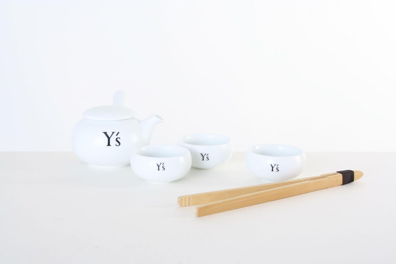 new Y'S YOHJI YAMAMOTO monogram logo white ceramic china tea cup pot set
Y'S YOHJI YAMAMOTO
EXTREMELY RARE AND LIMITED VIP PRESENT- UNAVAILABLE FOR SALE ANYWHERE!
BLACK Y'S LOGO MONOGRAM PRINTED. WHITE CERAMIC TEA CUPS AND TEAPOT. 
3 CERAMIC CUPS.