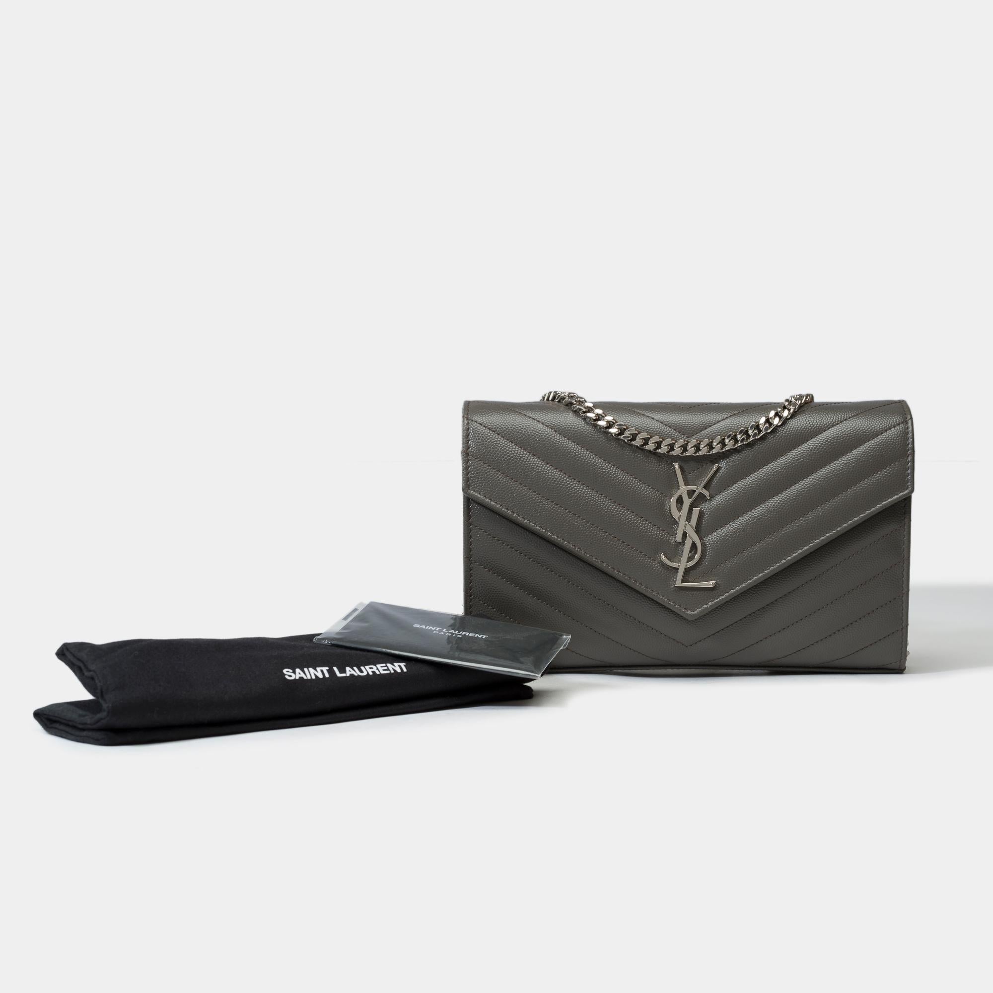 Gorgeous​ ​Timeless​ ​YSL​ ​Cassandre​ ​classic​ ​silver​ ​chain​ ​adorned​ ​with​ ​Cassandre​ ​and​ ​stitched​ ​with​ ​the​ ​iconic​ ​quilted​ ​gray​ ​grained​ ​calf​ ​leather
Compact​ ​and​ ​functional,​ ​it​ ​has​ ​a​ ​zipped​ ​compartment​ ​and​