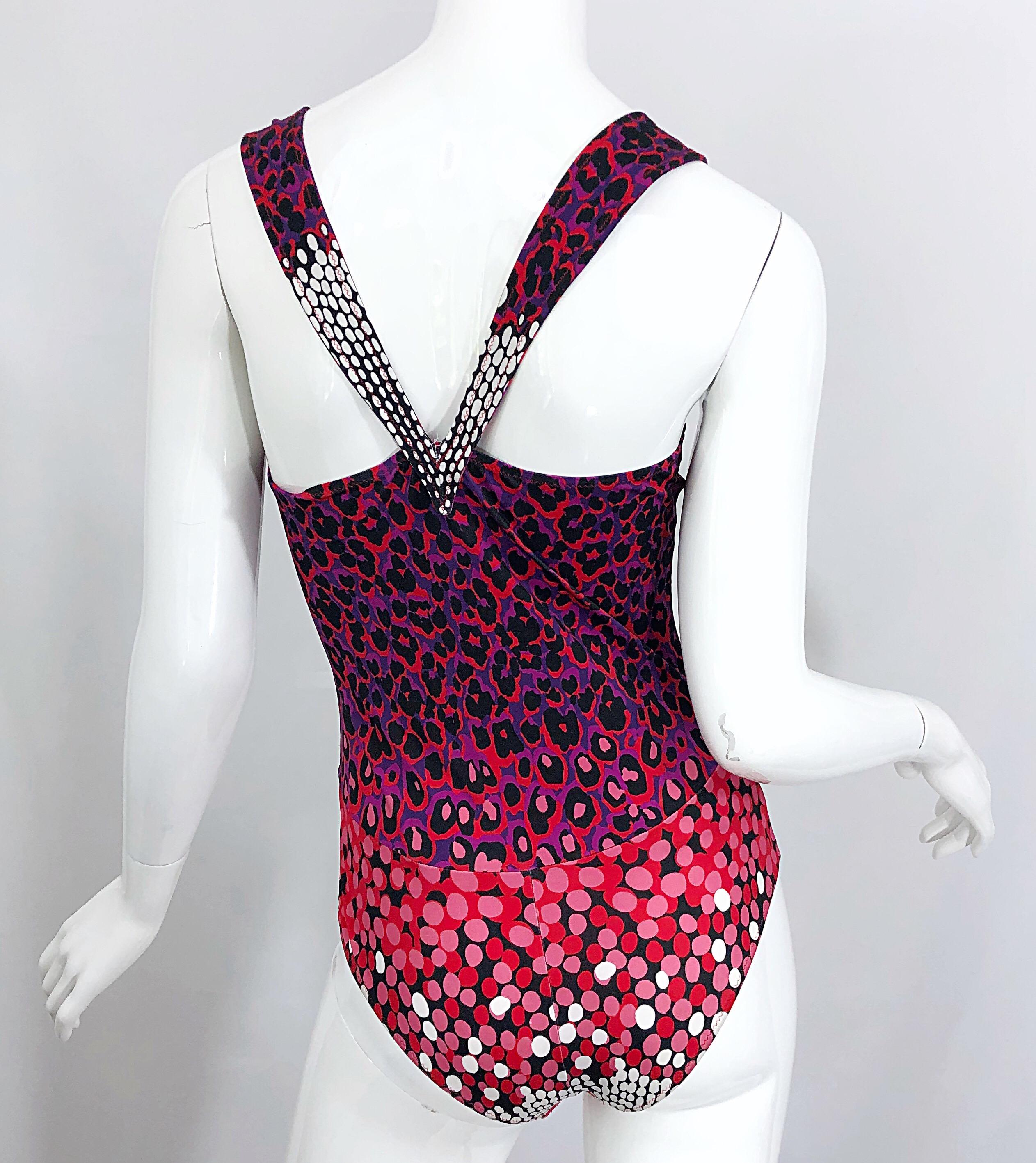 Neuer Yves Saint Laurent Leopard gepunkteter lila-roter einteiliger Badeanzug/Bodysuit mit Leopardenmuster (Pink) im Angebot