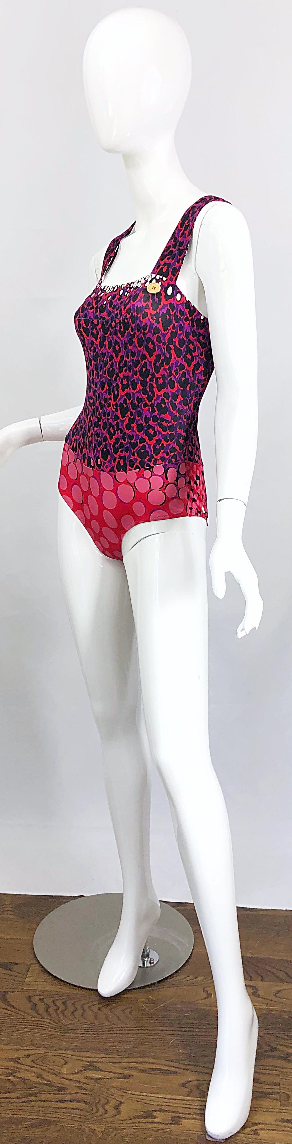 Neuer Yves Saint Laurent Leopard gepunkteter lila-roter einteiliger Badeanzug/Bodysuit mit Leopardenmuster im Zustand „Neu“ im Angebot in San Diego, CA