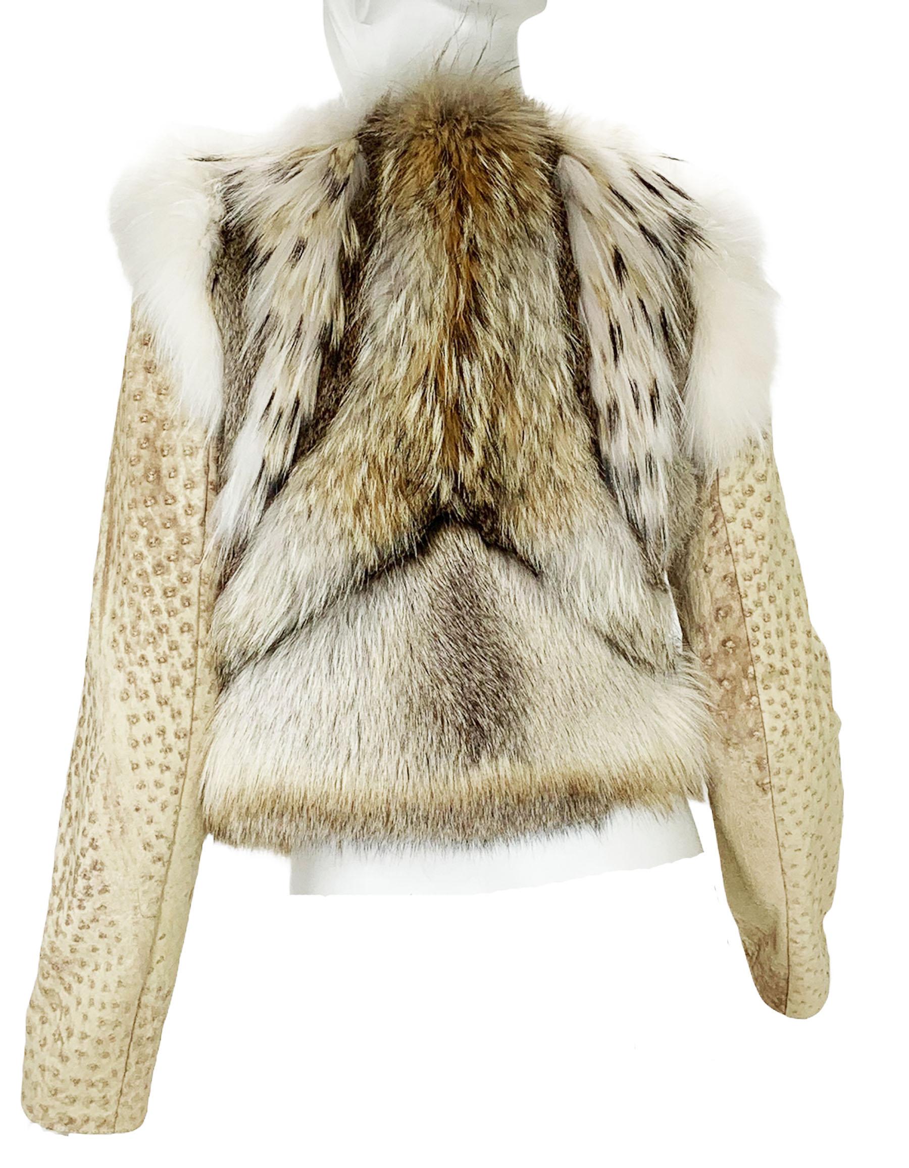 New Yves Saint Laurent - Giacca in struzzo foderata di shearling
Designer taglia 40 - US 4
Colori beige/marrone tenue, struzzo, volpe, coniglio, completamente foderato in shearling, chiusura con zip.
Misure: Lunghezza - 19 pollici, busto - 32/34