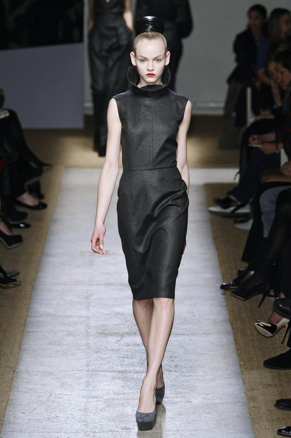 Yves Saint Laurent
Fall Winter 2009
Brand New Without Tags
$2150
Butter Soft Runway Wool Lurex Dress
FR42  Roughly U.S.  6
Charcoal & Metallic Lurex 
Zips Up the Back
Hook and Eye Neck
Fully Lined

Bust: 34