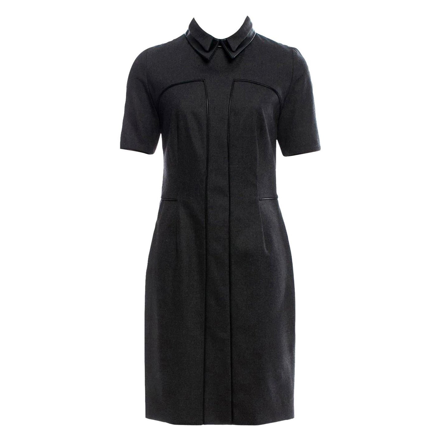 Stefano Pilati pour Yves Saint Laurent 
Pré-automne 2012
Neuf sans étiquette
Robe en laine anthracite
Col et passepoils en cuir d'agneau
Fermeture éclair dans le dos

Français 38

Poitrine : 36
Taille : 32