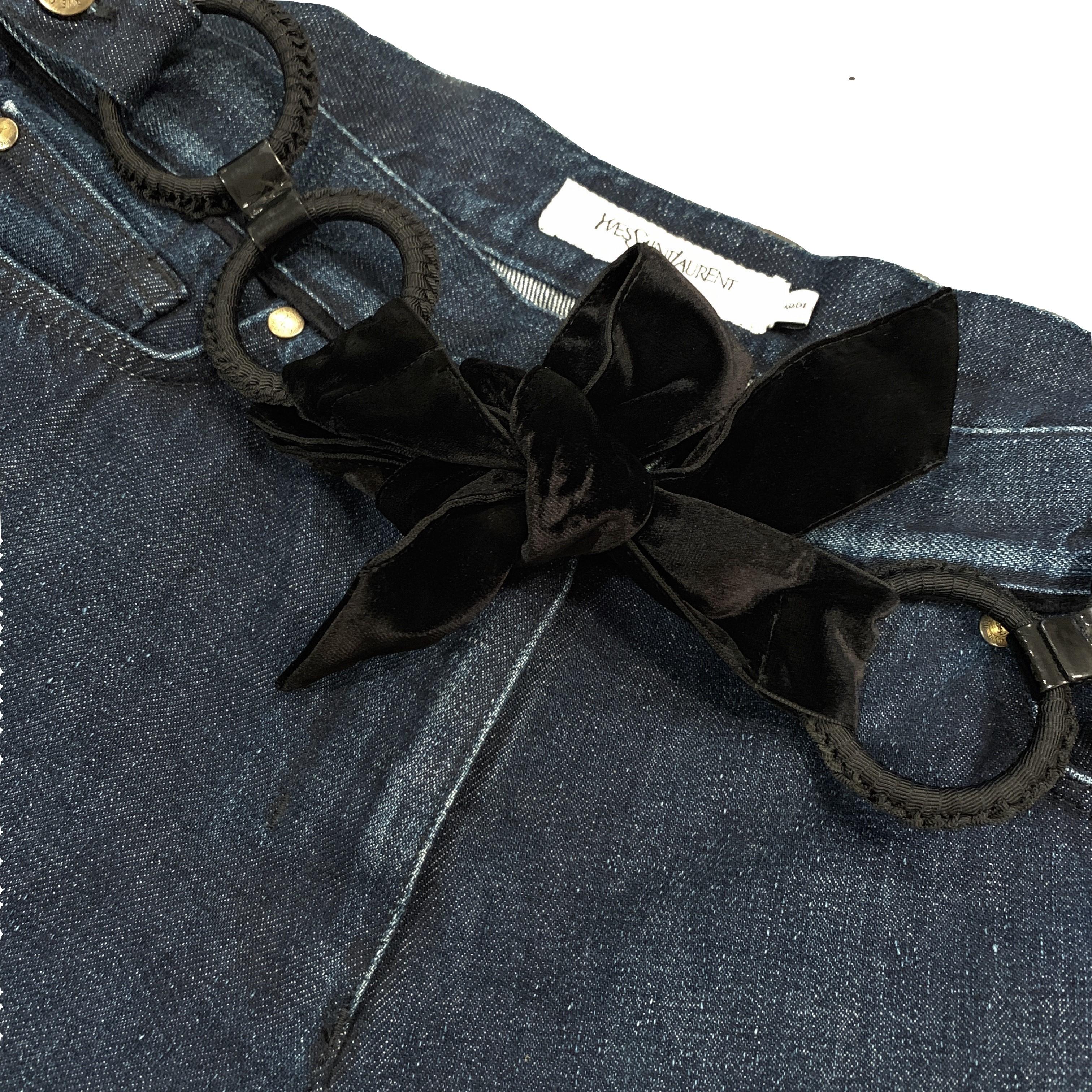 Stefano Pilati pour la Collectional d'Yves Saint Laurent
S/S 2005
$795
Brand New W/ Tags
Jeans Denim Bell Bottom
Ceinture en velours amovible
Passepoil en velours sur les poches et la taille
Logo YSL sur la poche arrière
Taille IT 42 
Taille :