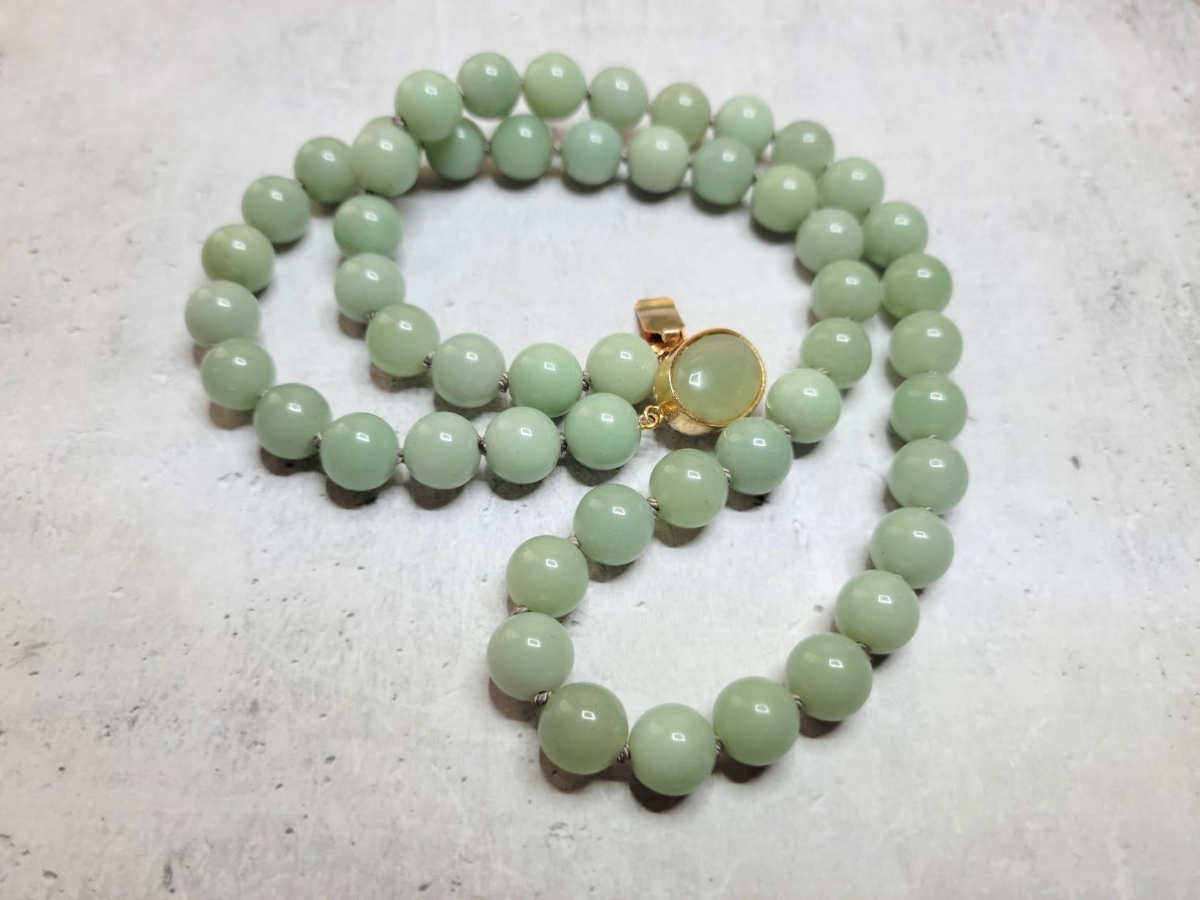 New Zealand Green Jade Nephrite Necklace In Excellent Condition For Sale In Chesterland, OH