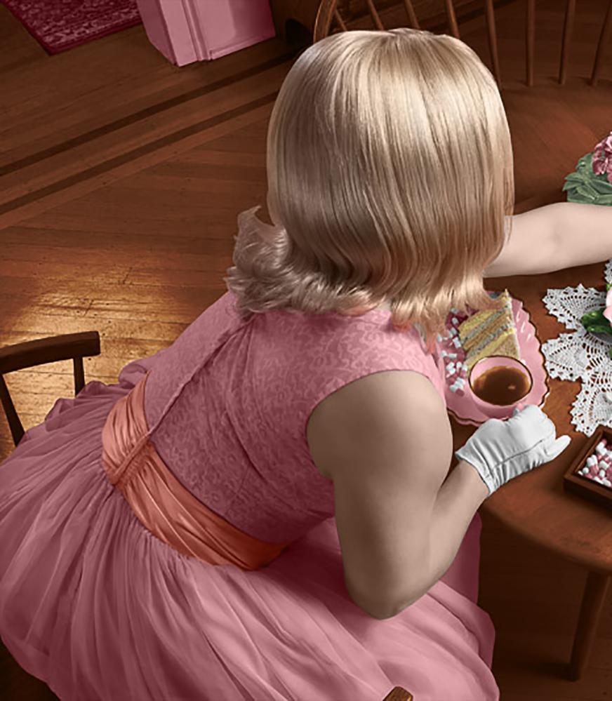 Tee und Komfort: Zeitgenössische figurative Fotografie einer Hauswife aus den 1950er Jahren (Braun), Figurative Photograph, von Newbold Bohemia