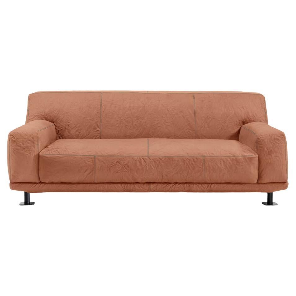 Das von Giulio Iacchetti entworfene Sofa Newcastle zeichnet sich durch eine robuste und zugleich einladende Struktur mit einer strukturierten Oberfläche aus, die an die Unregelmäßigkeiten von Naturstein erinnert. Der Rahmen besteht aus einer