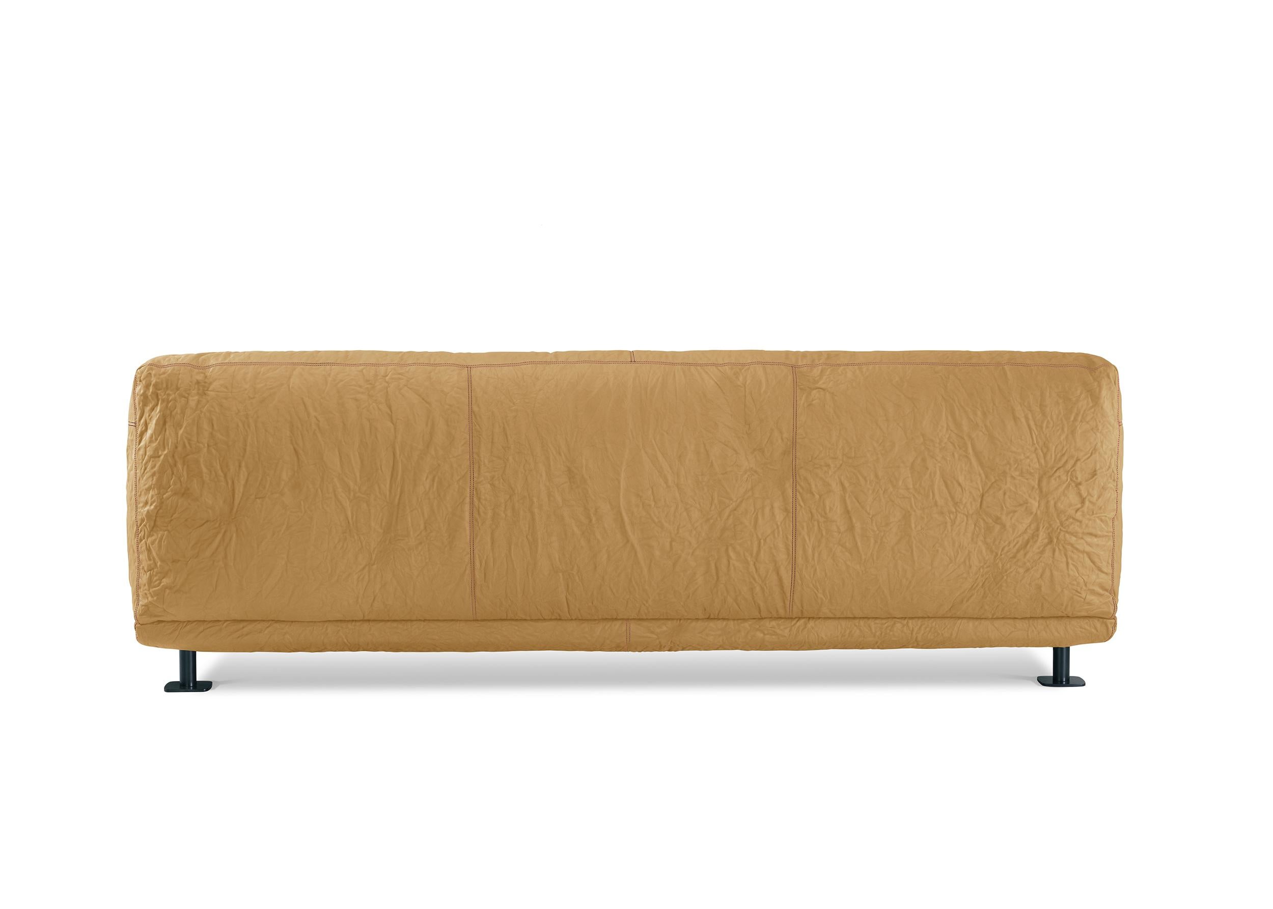 Sofa-Festung, solide und einladend, deren Oberfläche die natürlichen Unregelmäßigkeiten des Steins nachahmt. Struktur aus Holz und Metall, Pad aus Polyurethan mit Gänsedaunenfüllung.

Newcastle, entworfen von Giulio Iacchetti, ist eine einladende