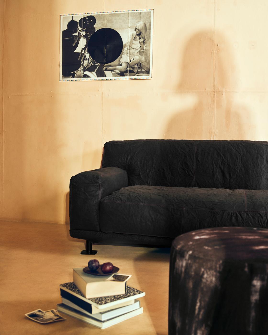 Newcastle 262 Leather Sofa Kraft-Bordeaux by Giulio Iacchetti In New Condition For Sale In Brooklyn, NY