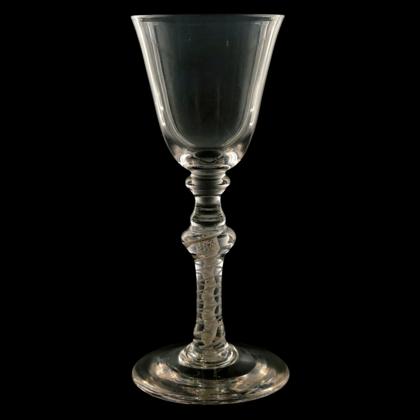 Ein klassischer leichter Baluster aus Newcastle, vielleicht die schönste aller englischen Formen, sicherlich die schönste ihrer Zeit. Das Glas ist leicht und gut ausbalanciert, ein Vergnügen, es in der Hand zu halten oder zu betrachten. Diese Form