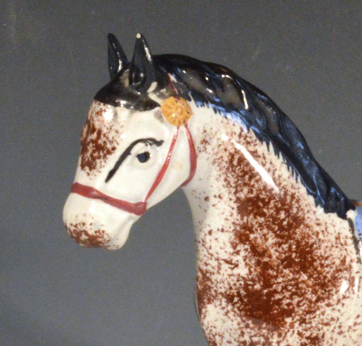 Regency Modèle de cheval en poterie Prattware de Newcastle, attribué à la poterie St. Anthony en vente