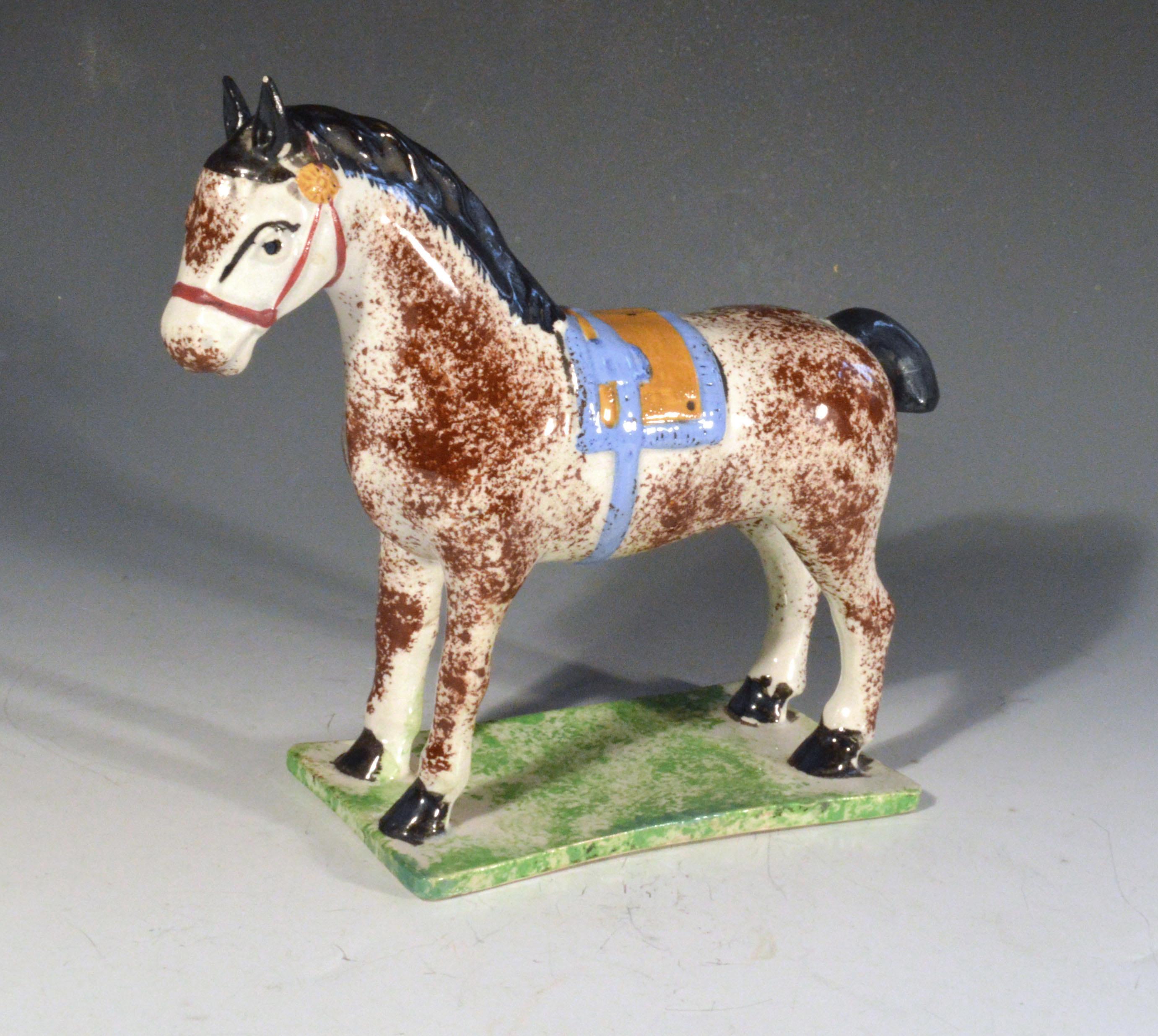 Anglais Modèle de cheval en poterie Prattware de Newcastle, attribué à la poterie St. Anthony en vente