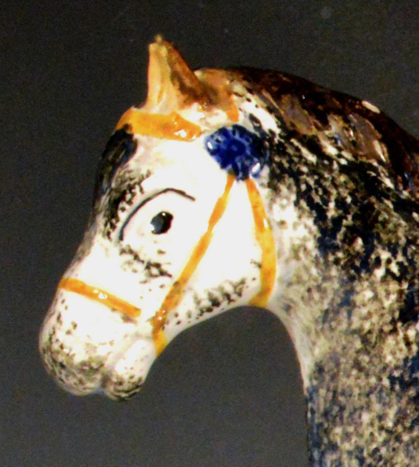 Inglese Modello di cavallo in ceramica Prattware di Newcastle, St. Anthony's Pottery, Newcastle in vendita