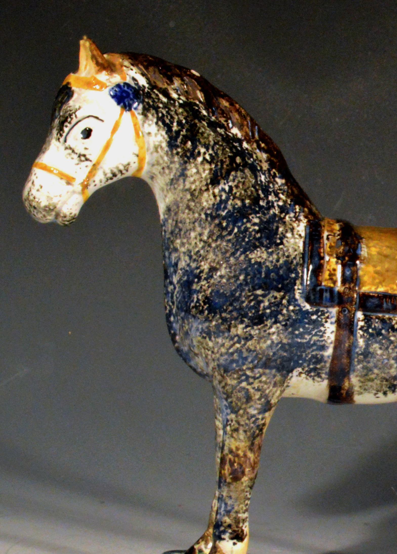 Modello di cavallo in ceramica Prattware di Newcastle, St. Anthony's Pottery, Newcastle In condizioni buone in vendita a Downingtown, PA