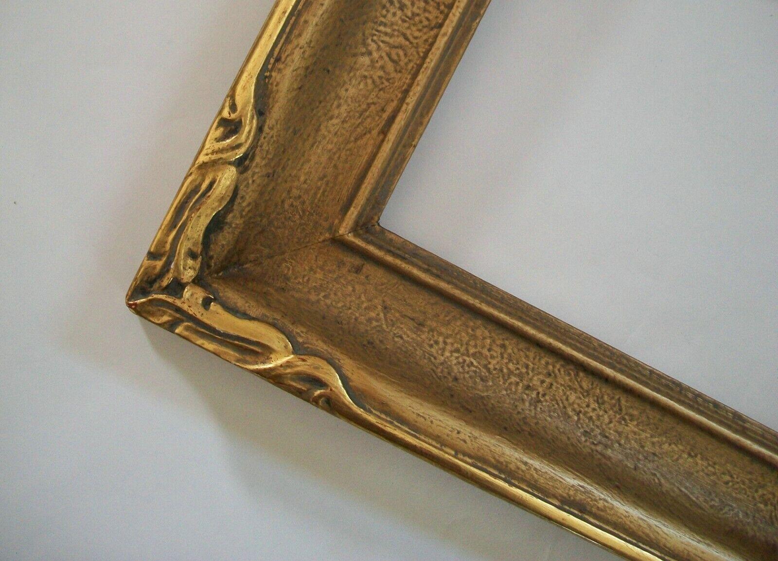 Hand-Crafted Newcomb Macklin Style Arts & Crafts Giltwood Picture Frame, U.S., Circa 1940's For Sale