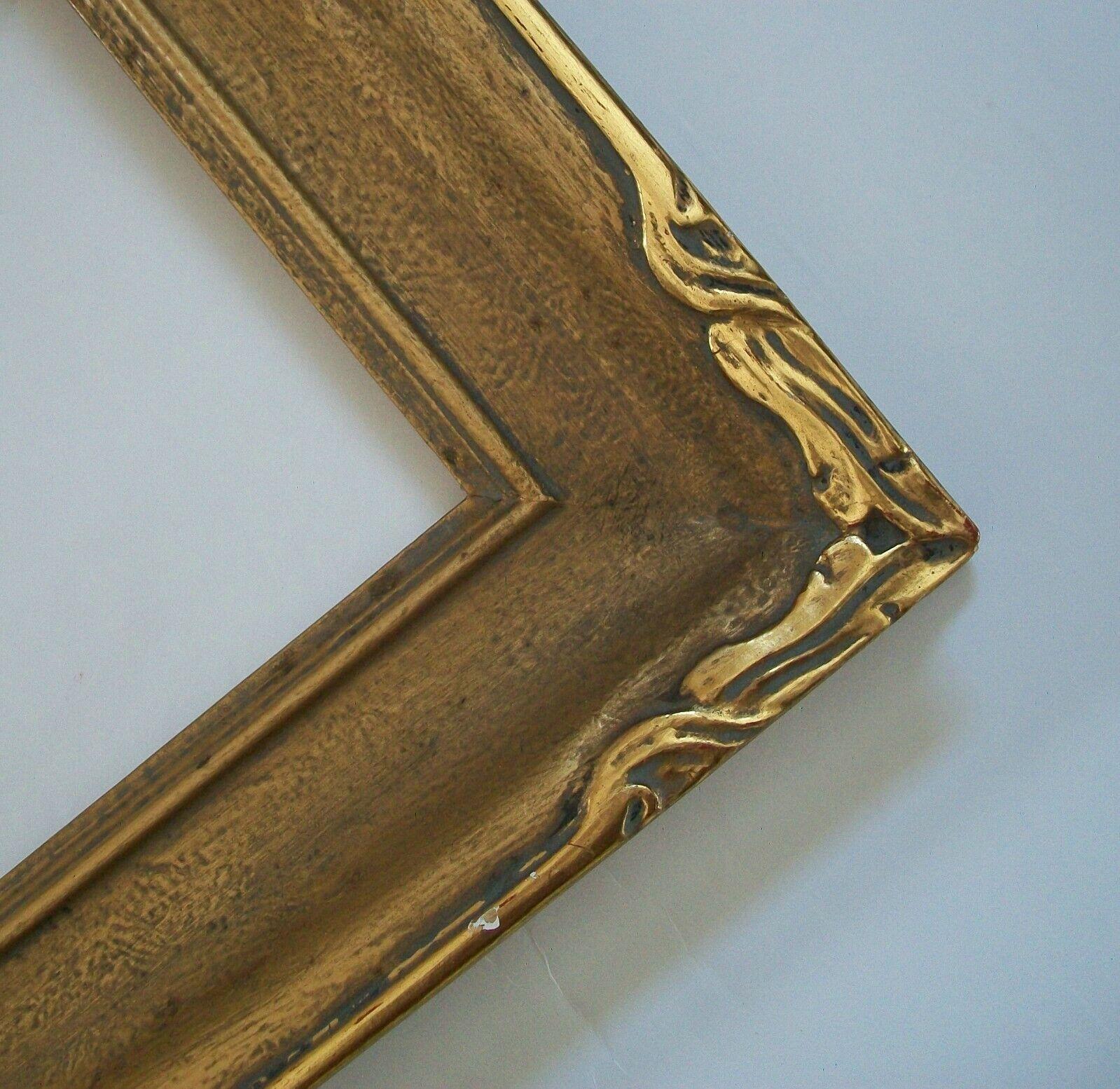 Newcomb Macklin Style Arts & Crafts Giltwood Picture Frame, U.S., Circa 1940's In Good Condition For Sale In Chatham, ON