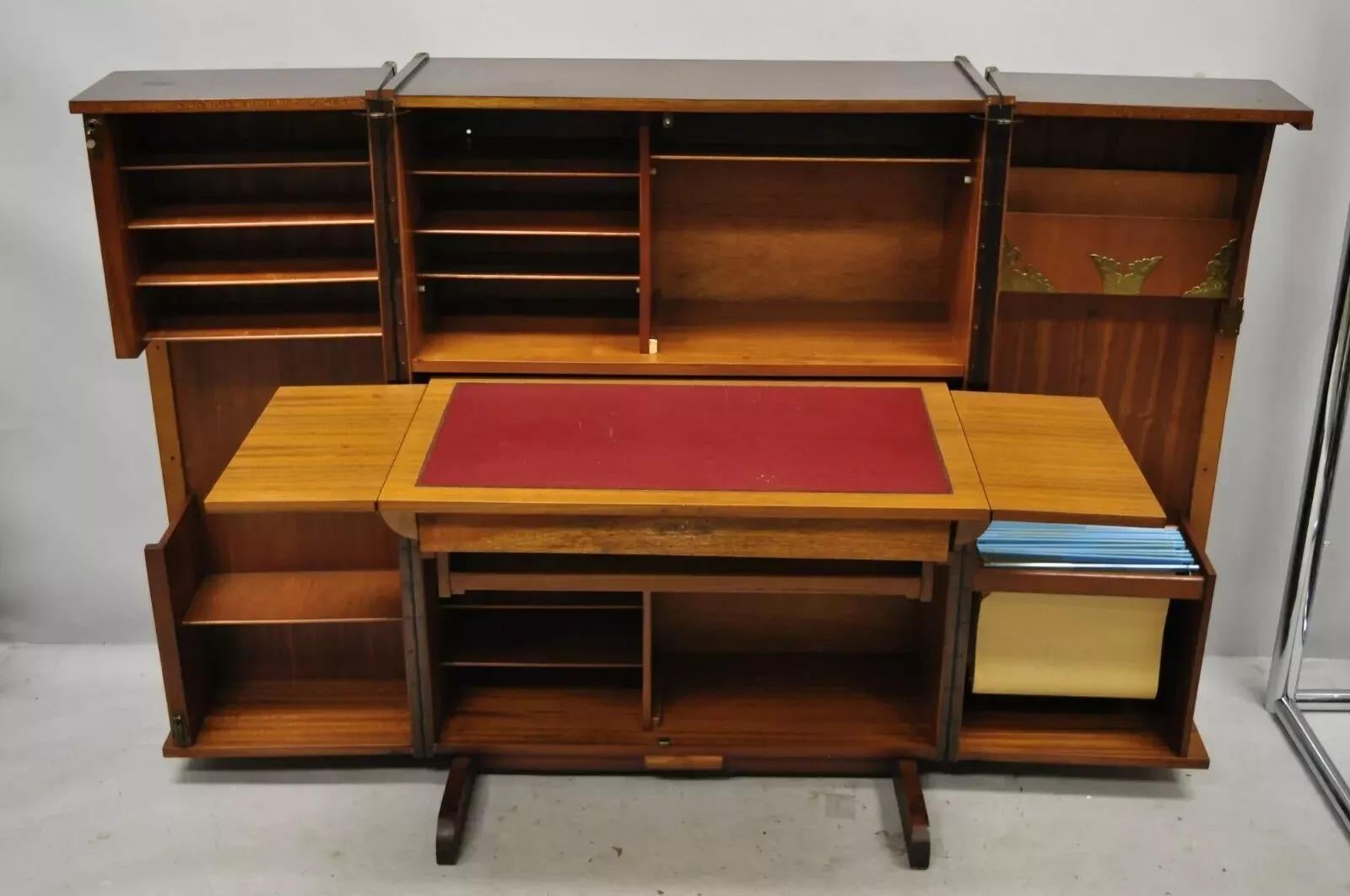 Vintage English Wooten Style Home Office Foldaway Modern Desk Work Station von Newcraft Ltd. Holzkiste, verschnörkelte Messing-Ecken, voll ausgestatteter Innenraum mit ausziehbarem Tablett, Lederplatte, Schreibfläche, Einlegeböden, Klappseiten,