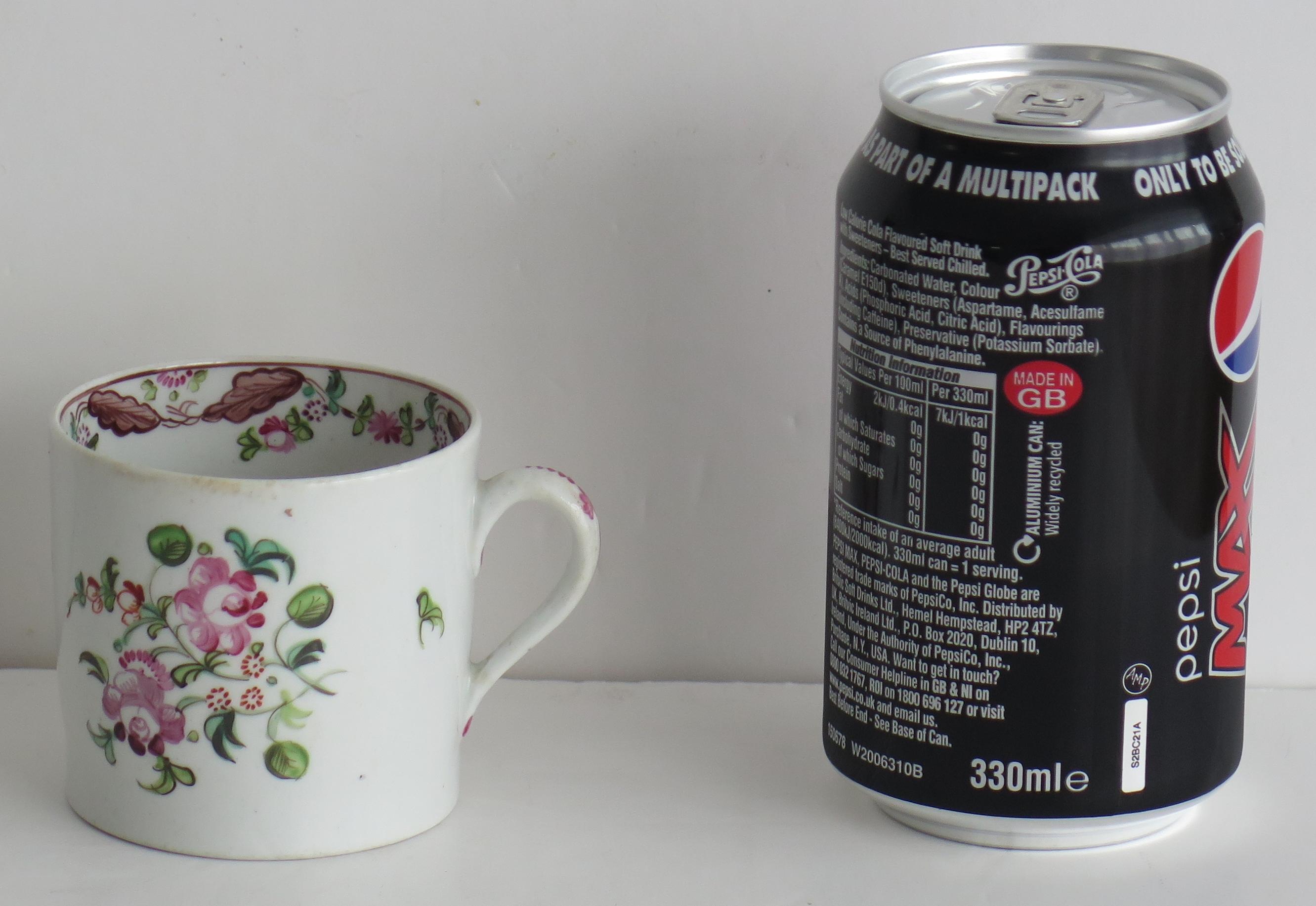 Canne à café en porcelaine de Newhall à motif peint à la main 683, vers 1800 en vente 1