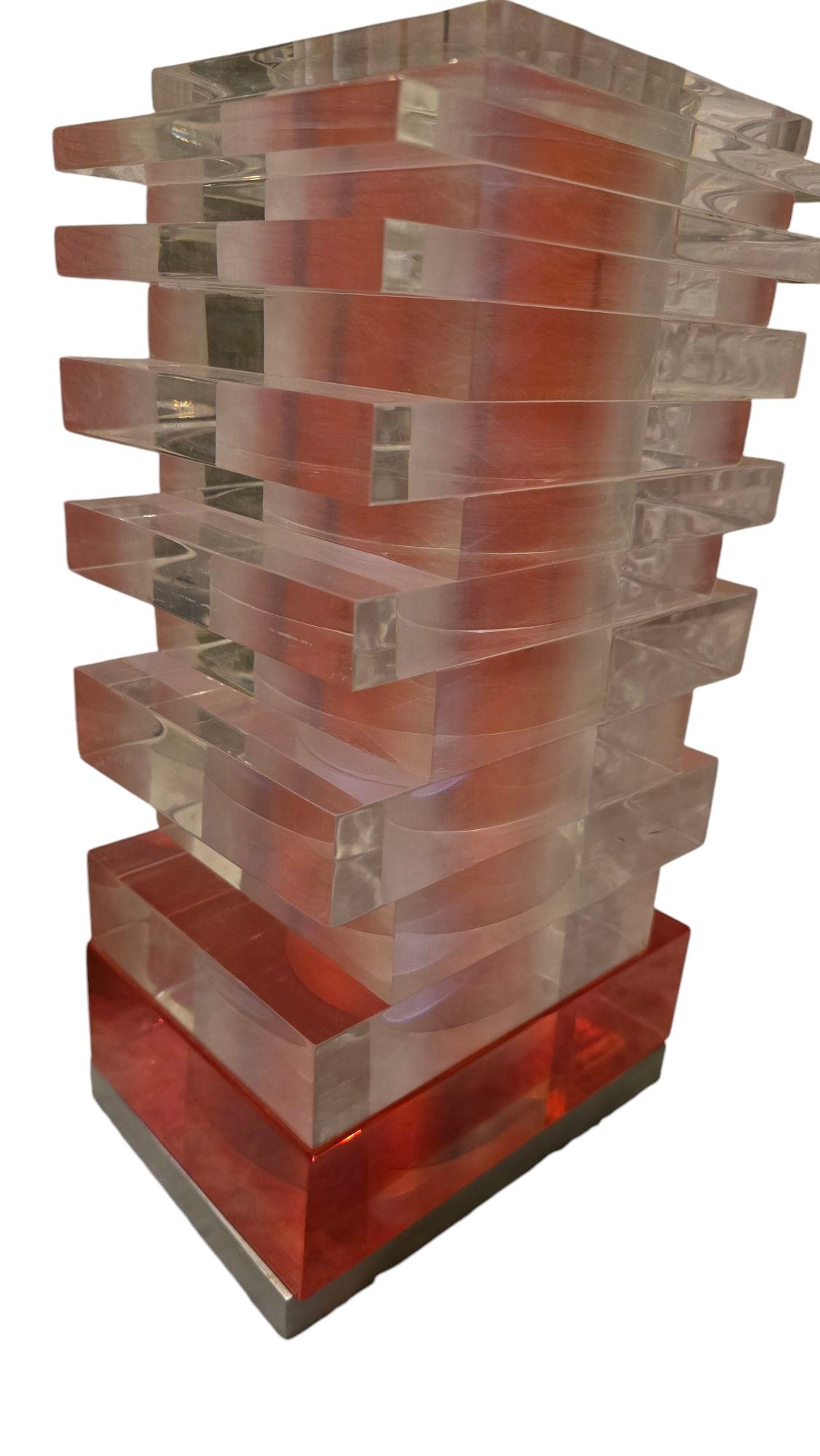 Scultura luminosa prodotta da Newlamp nel 1969 e disegnata dallo Studio Uno diretto da Mario Vento. Gli elementi di plexiglass di grande spessore possono ruotare a piacimento sul loro asse separatamente. Questa versione è la versione più grande