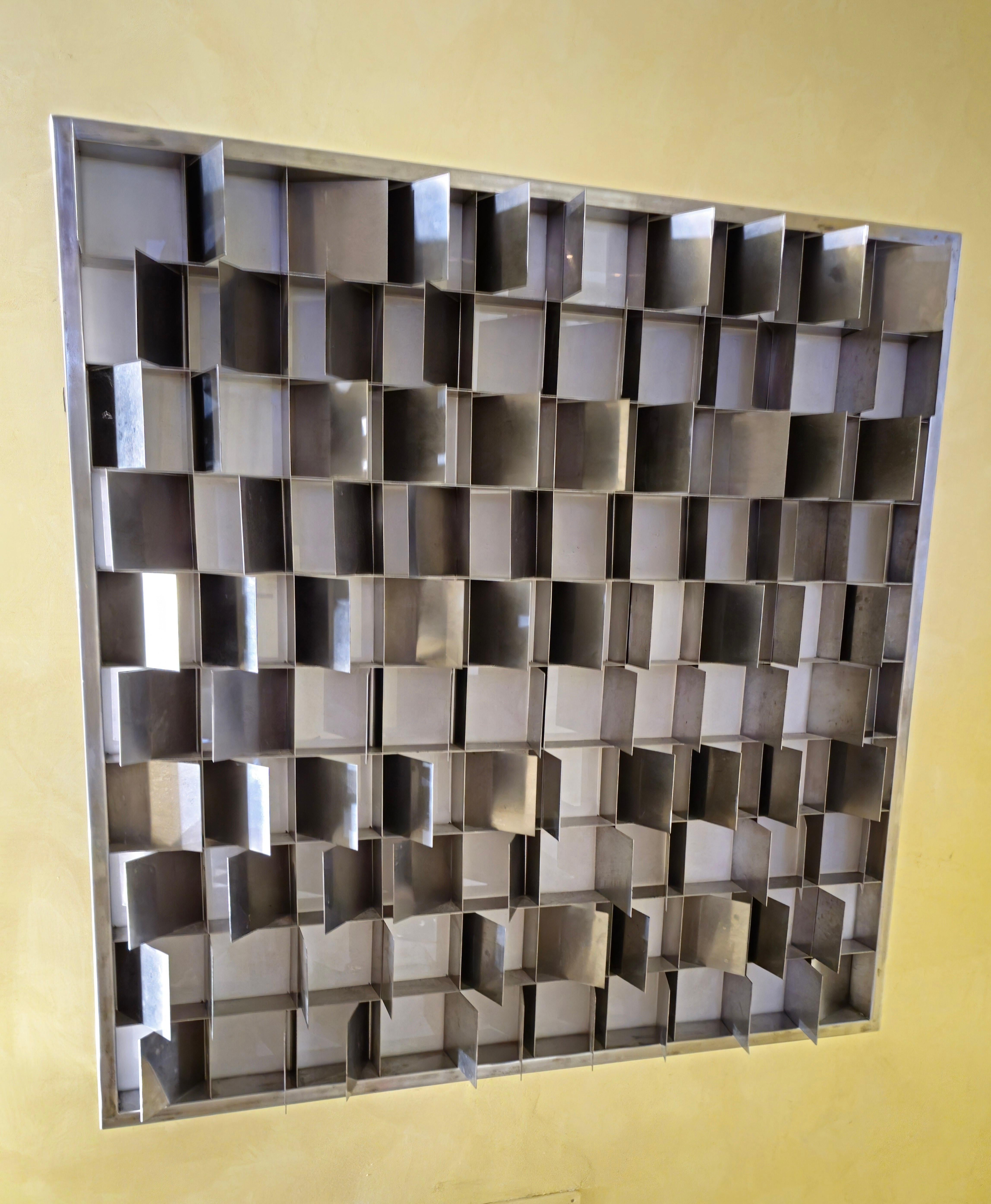Lamp produced in less than one hundred original pieces between the years 1969 and 1972 by the Newlamp company in Rome. Designed by architect Gianfranco Fini, in collaboration with Mario Vento, this large, heavy wall light panel is made of steel with