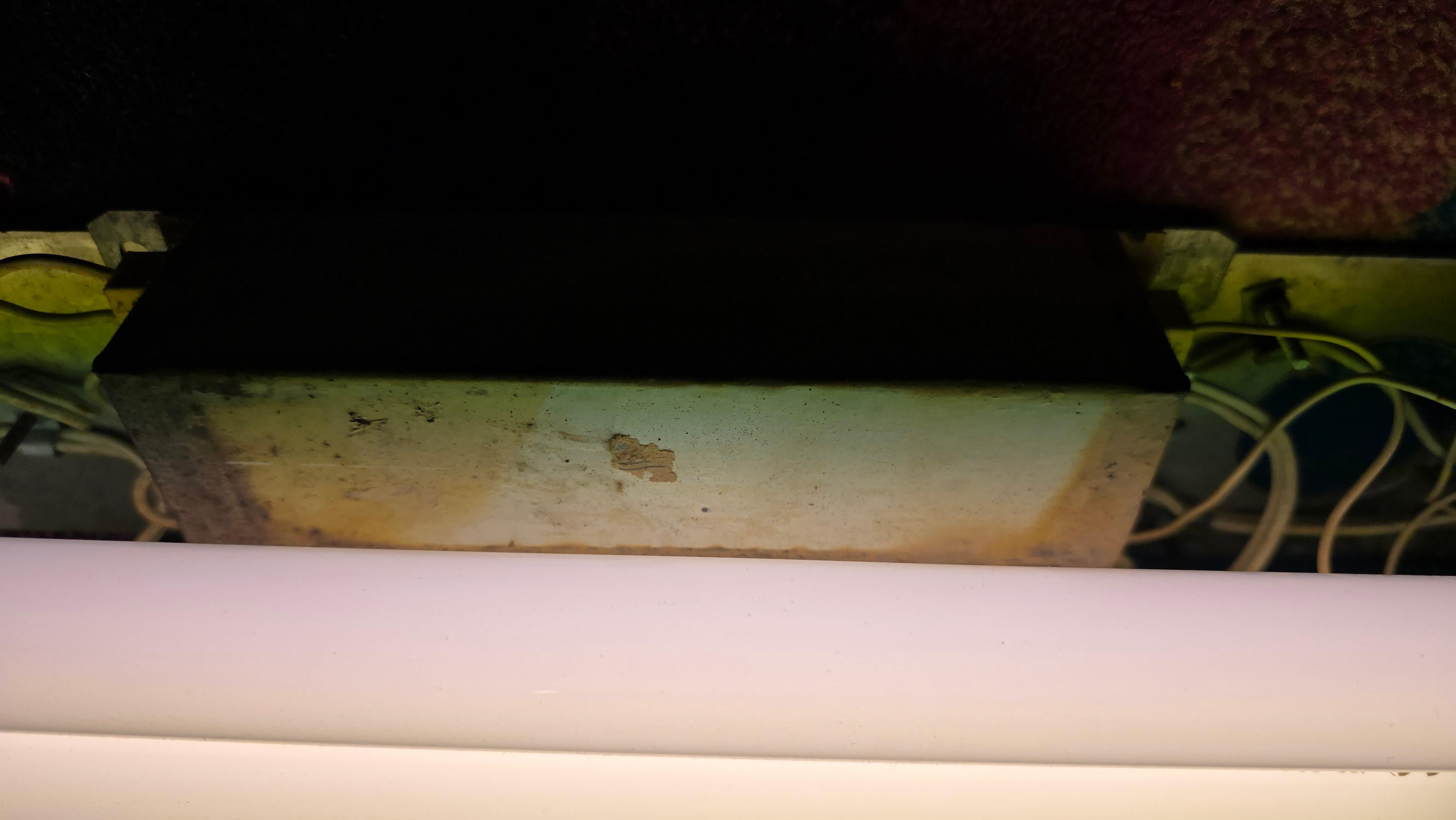 Questa lampada da parete è una vera e propria opera d arte.  Prodotta in meno di 100 esemplari originali è la versione con struttura in acciaio specchiato. Tutti i plexiglass sono  presenti. All interno l impianto elettrico presenta due tubi al neon