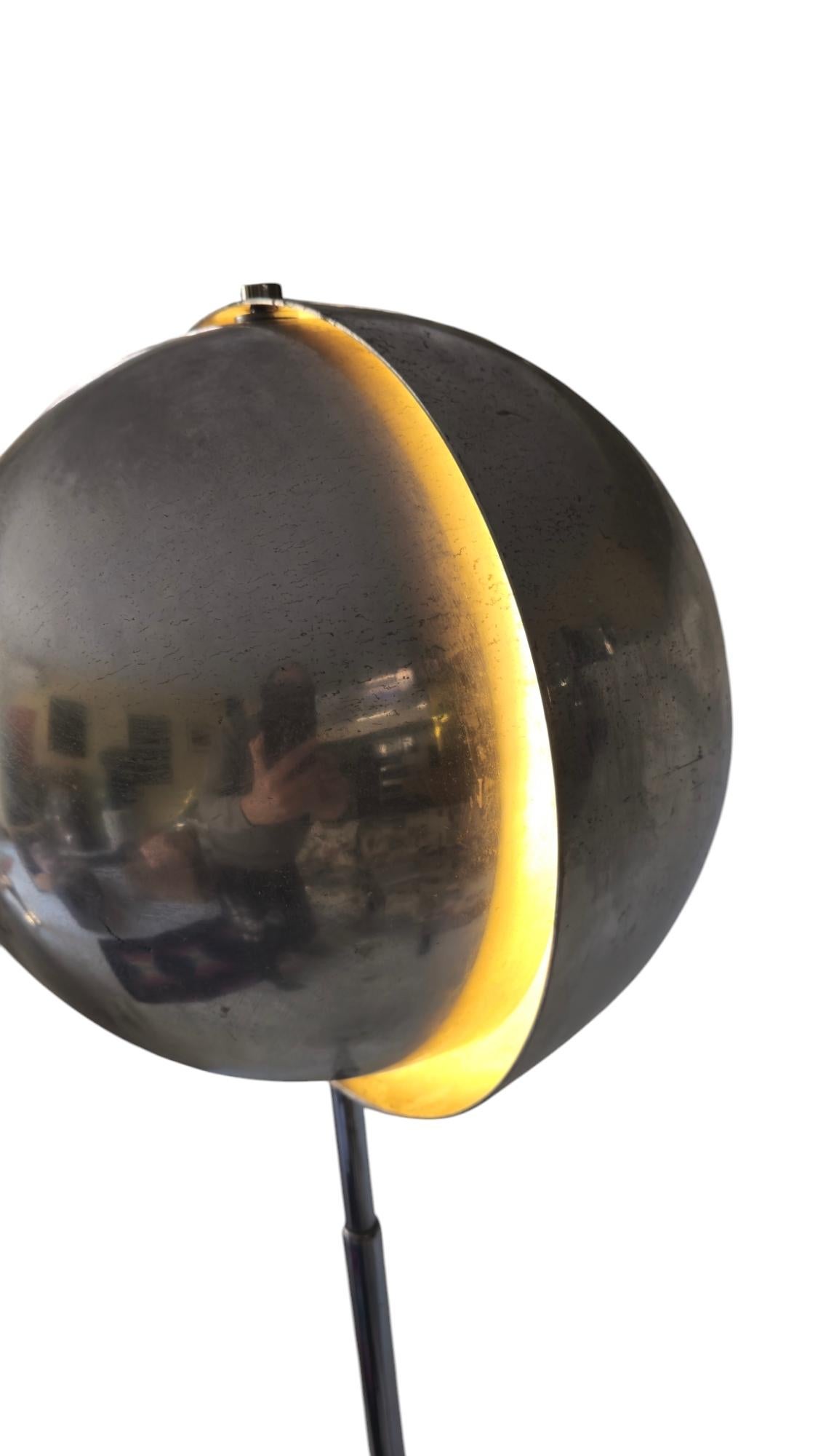 Lampada molto rara, realizzata da Newlamp  in meno di trenta esemplari al mondo. Disegnata da Mario Vento e pubblicata con lo pseudonimo di Ingrid Hsalmarson. La base è in marmo bianco di Carrara, si compone di una serie di cilindri telescopici in