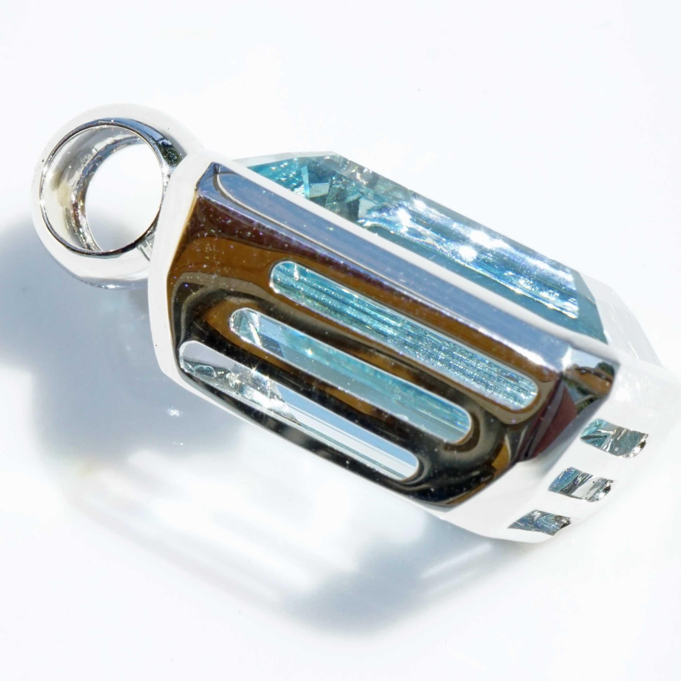 Moderno Incredibile ciondolo di acquamarina XL 17,66 ct AAA+ Qualità fine Taglio fine Certificato in vendita