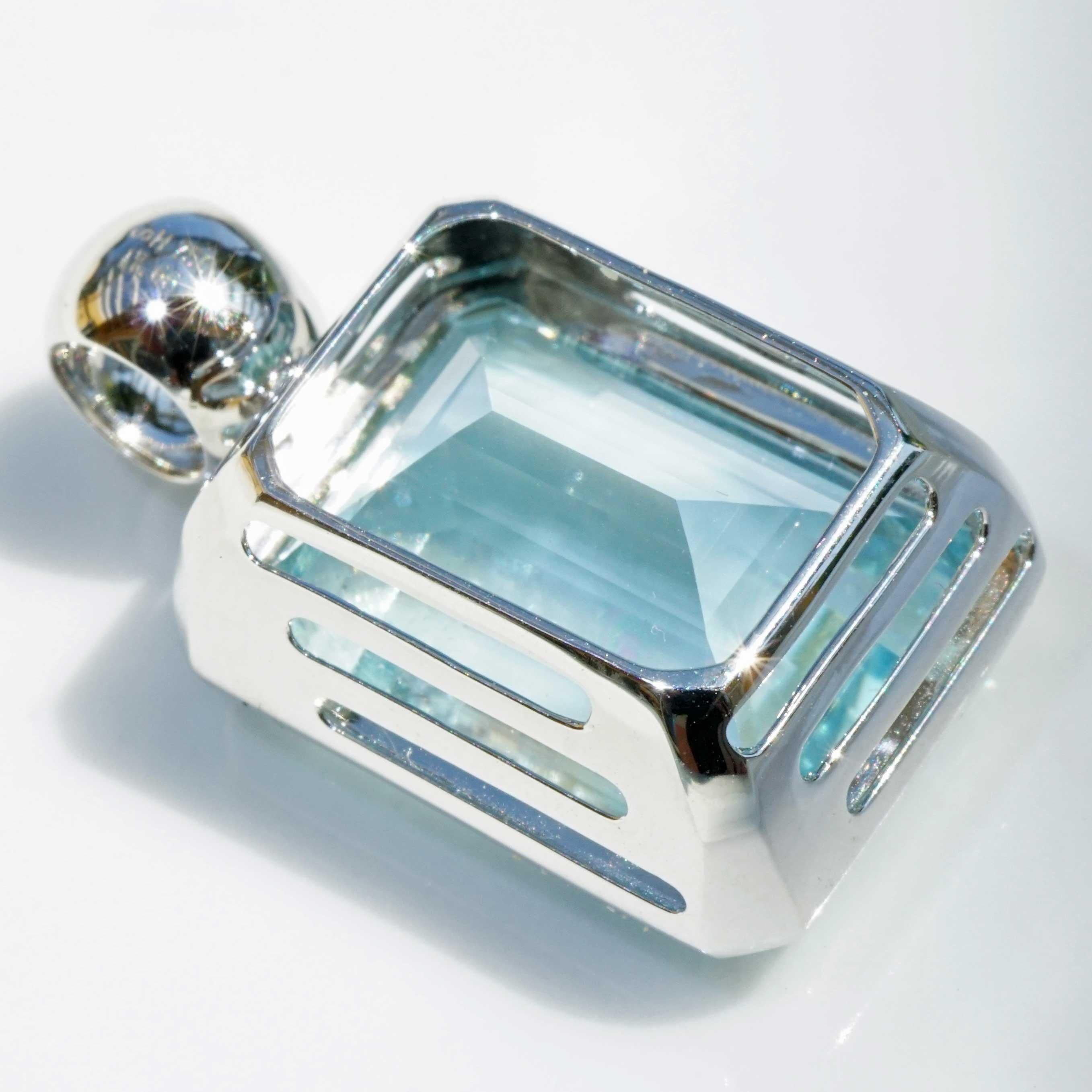 Taglio cuscino antico Incredibile ciondolo di acquamarina XL 17,66 ct AAA+ Qualità fine Taglio fine Certificato in vendita
