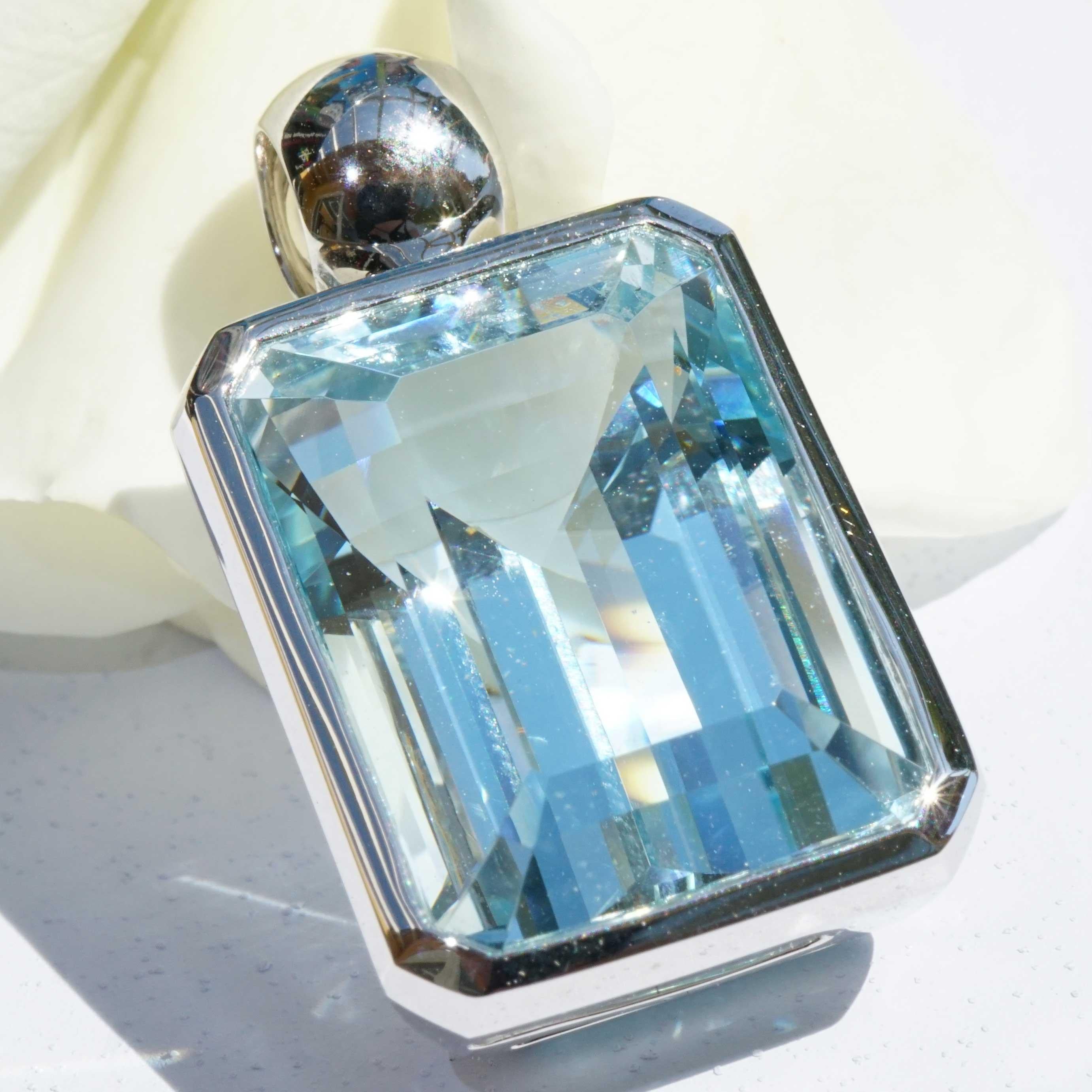 Incredibile ciondolo di acquamarina XL 17,66 ct AAA+ Qualità fine Taglio fine Certificato in vendita 1