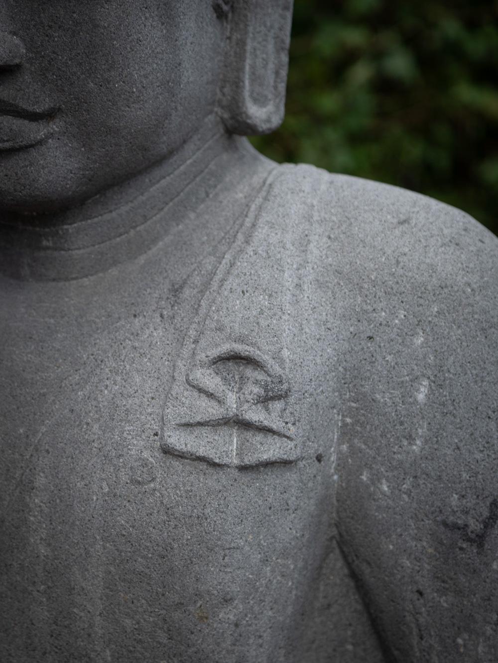 Grande statue de Bouddha en pierre de lave nouvellement sculptée en Dhyana mudra d'Indonésie en vente 5