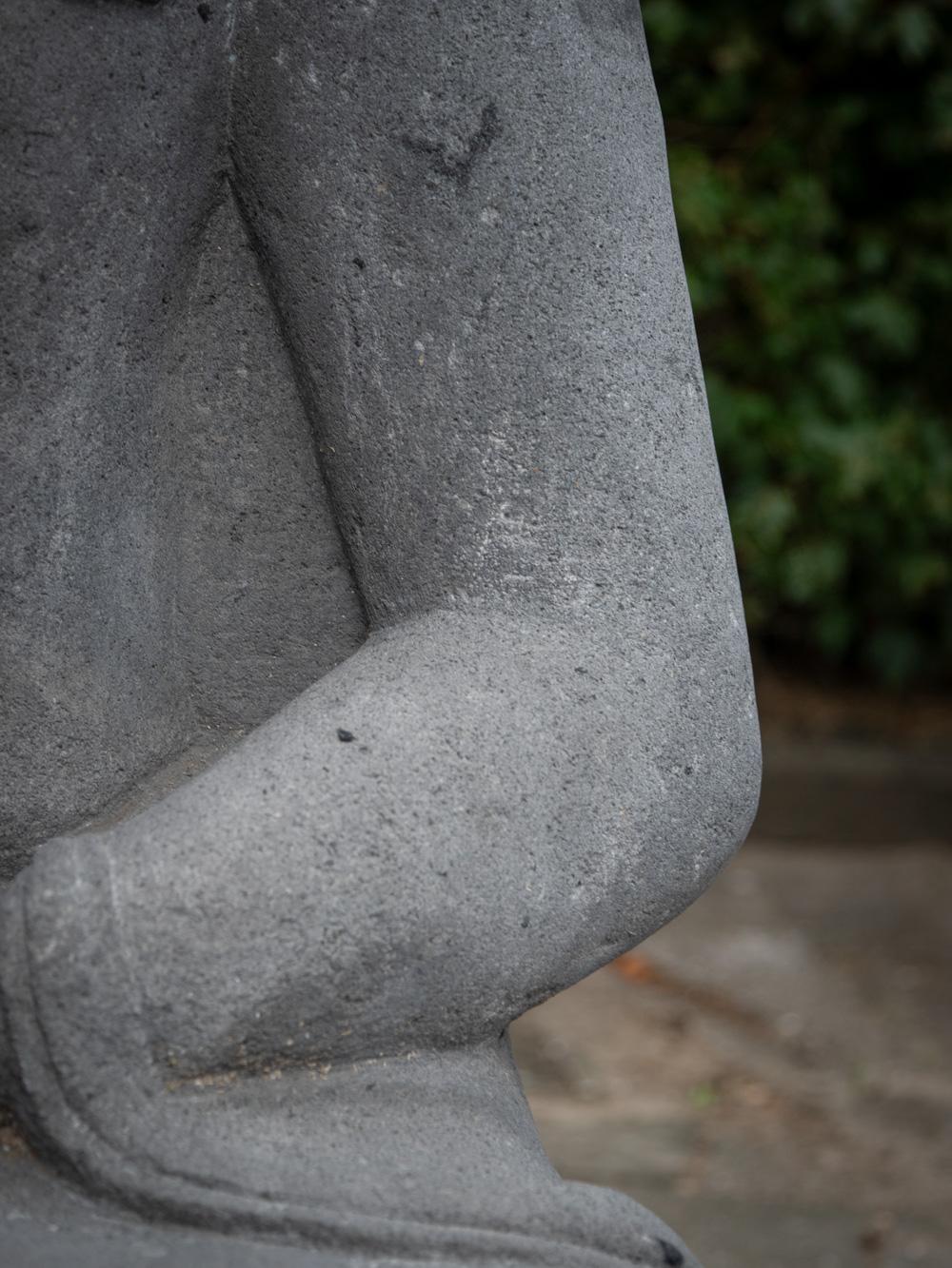 Grande statue de Bouddha en pierre de lave nouvellement sculptée en Dhyana mudra d'Indonésie en vente 6