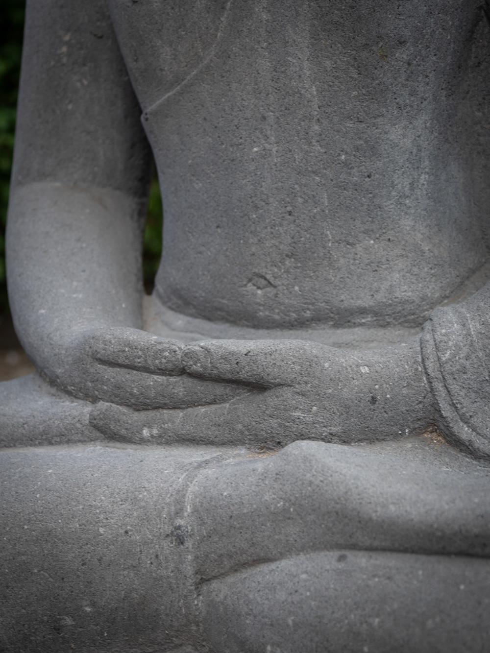 Grande statue de Bouddha en pierre de lave nouvellement sculptée en Dhyana mudra d'Indonésie en vente 7