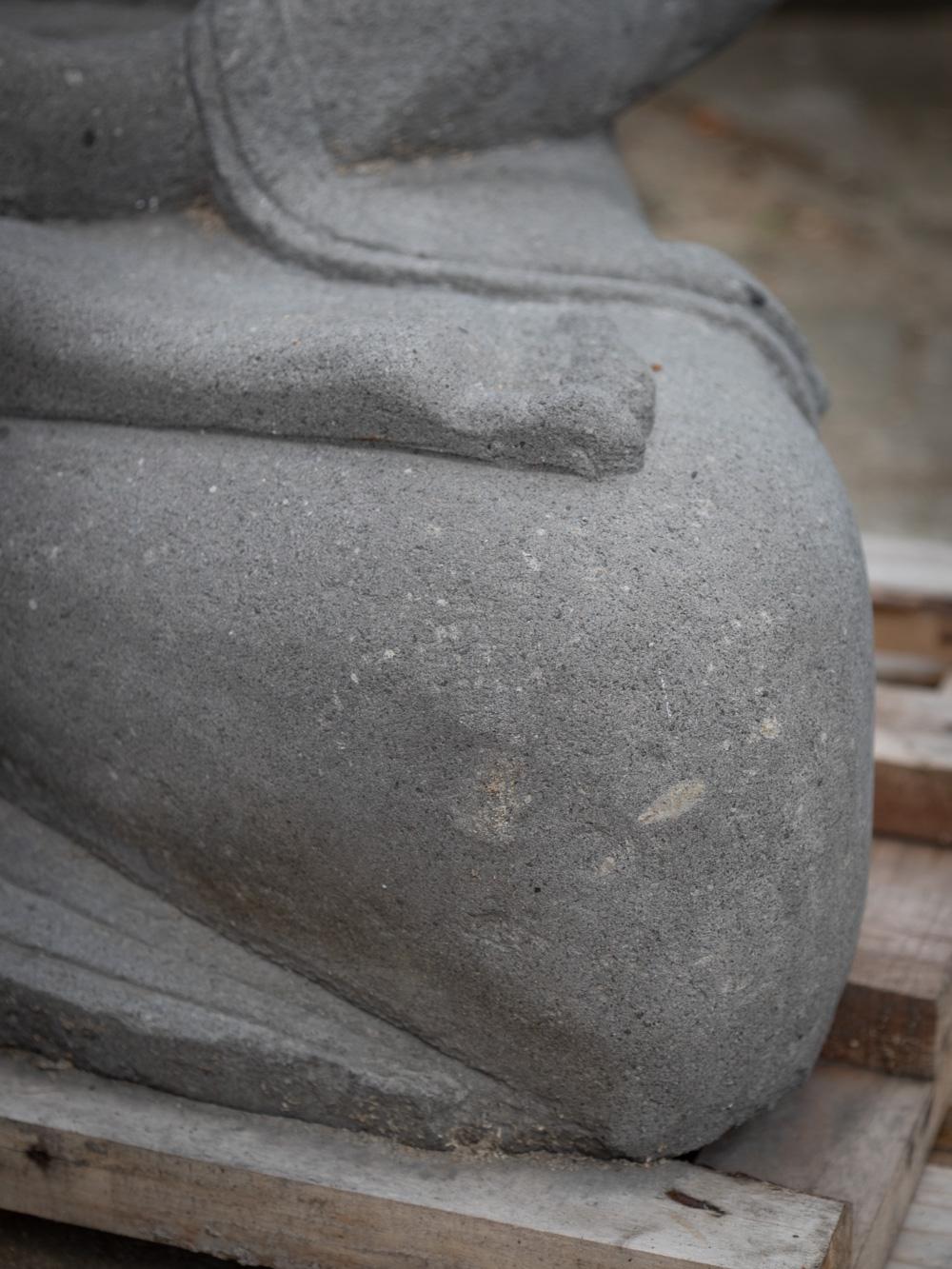 Neu geschnitzte große Buddha-Statue aus Lavastein in Dhyana-Mudra aus Indonesien im Angebot 9