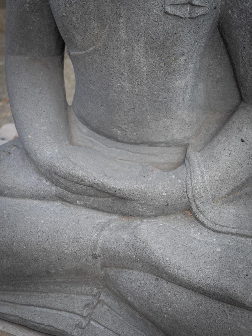 Neu geschnitzte große Buddha-Statue aus Lavastein in Dhyana-Mudra aus Indonesien im Angebot 10