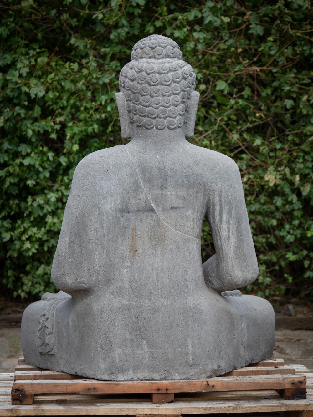 Grande statue de Bouddha en pierre de lave nouvellement sculptée en Dhyana mudra d'Indonésie en vente 11