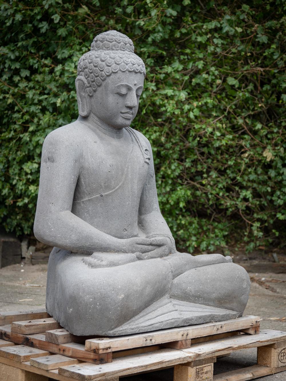 Grande statue de Bouddha en pierre de lave nouvellement sculptée en Dhyana mudra d'Indonésie en vente 13