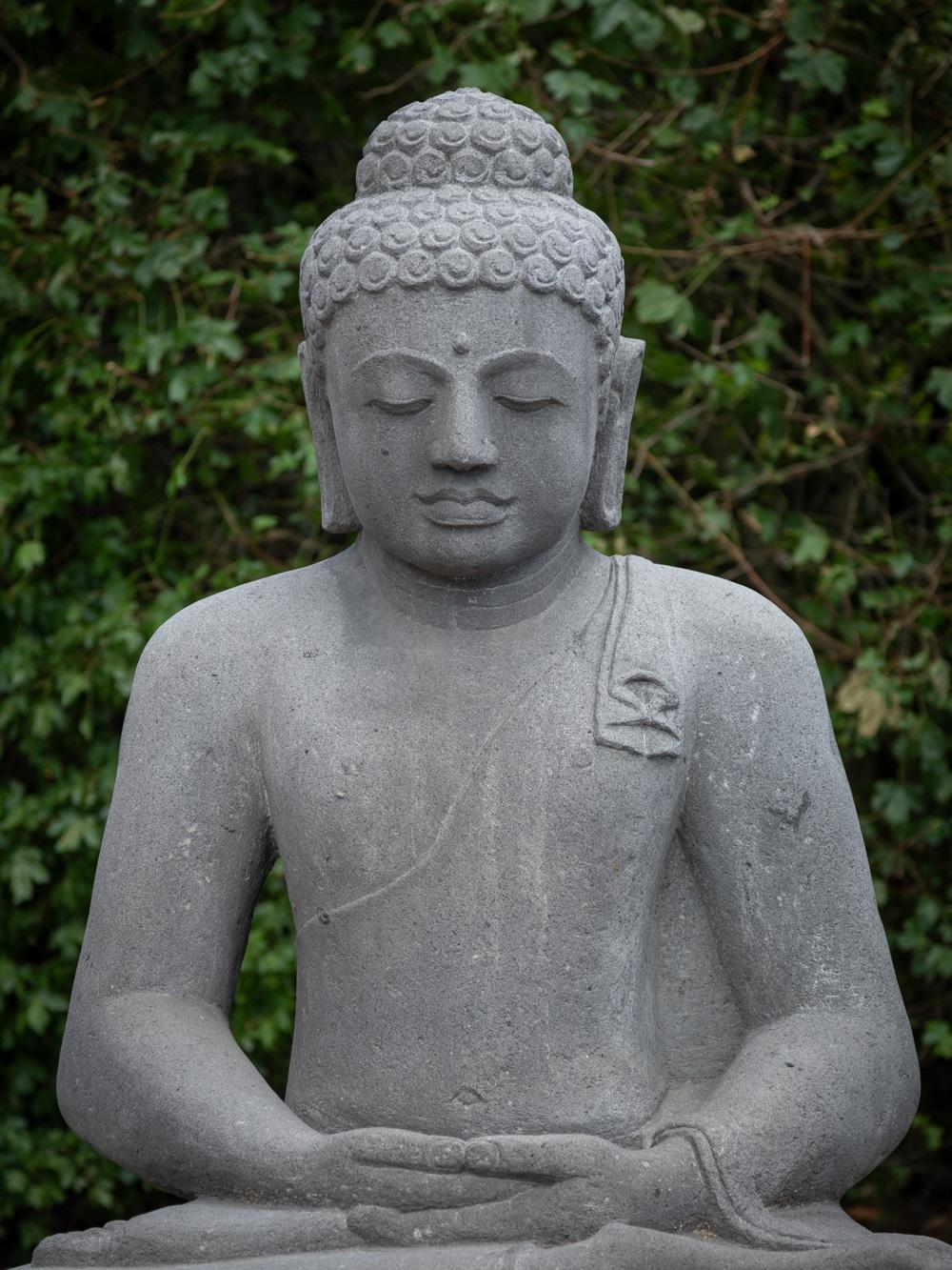 Cette grande statue de Bouddha en lavastone est une œuvre d'art magnifique et importante sur le plan spirituel. Elle mesure 113 cm de haut, 90 cm de large et 59 cm de profondeur. Sculptée dans un seul bloc de lavastone, elle incarne l'essence de