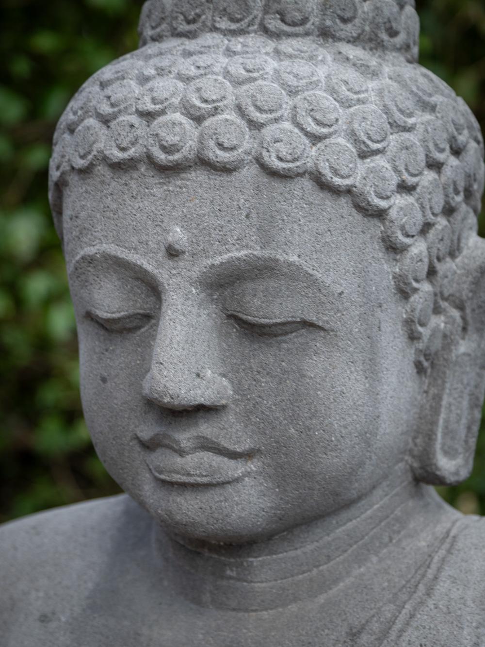 Grande statue de Bouddha en pierre de lave nouvellement sculptée en Dhyana mudra d'Indonésie en vente 3