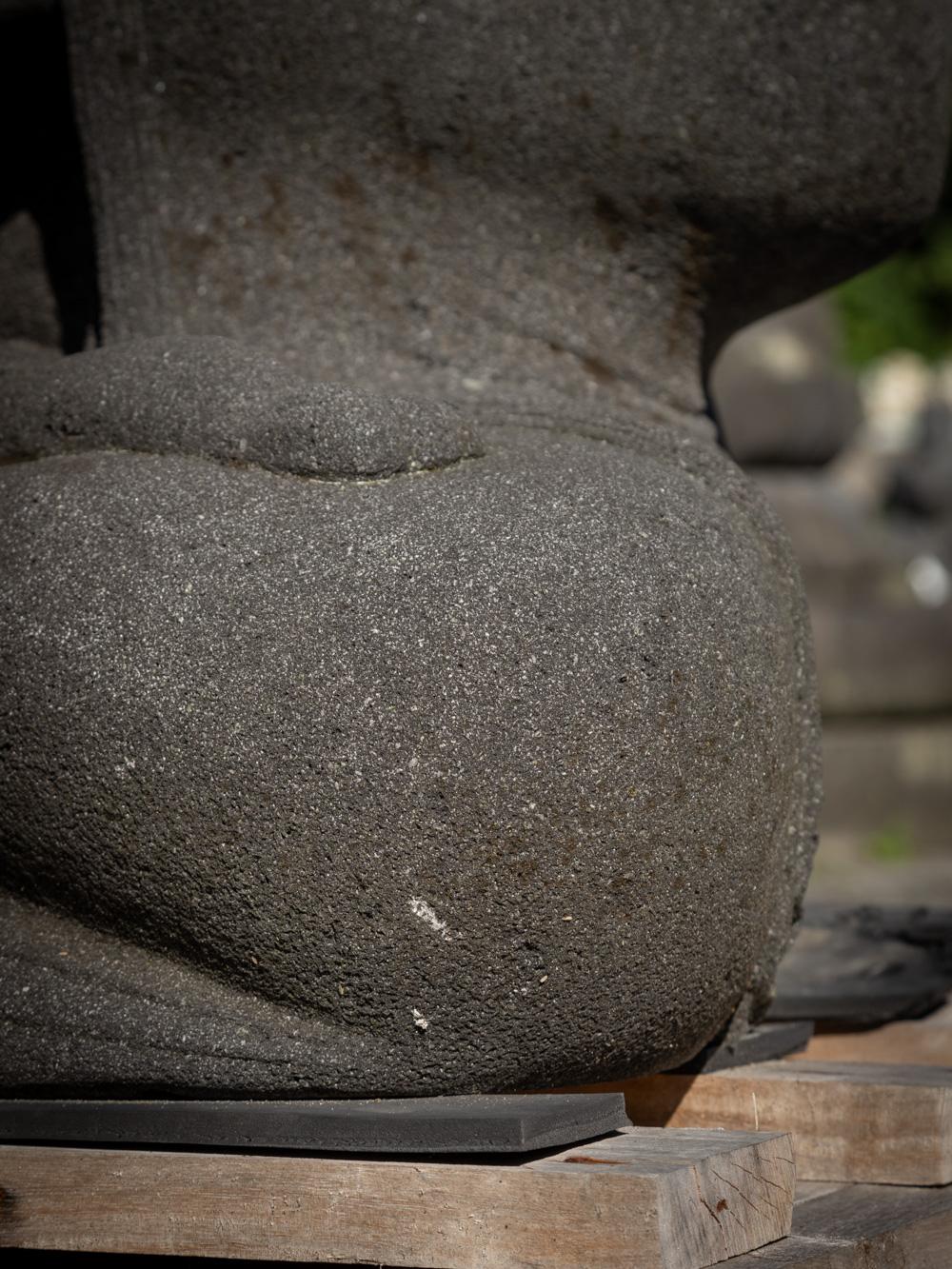 Neu handgeschnitzte große Buddha-Statue aus Lavastein aus Indonesien im Angebot 7