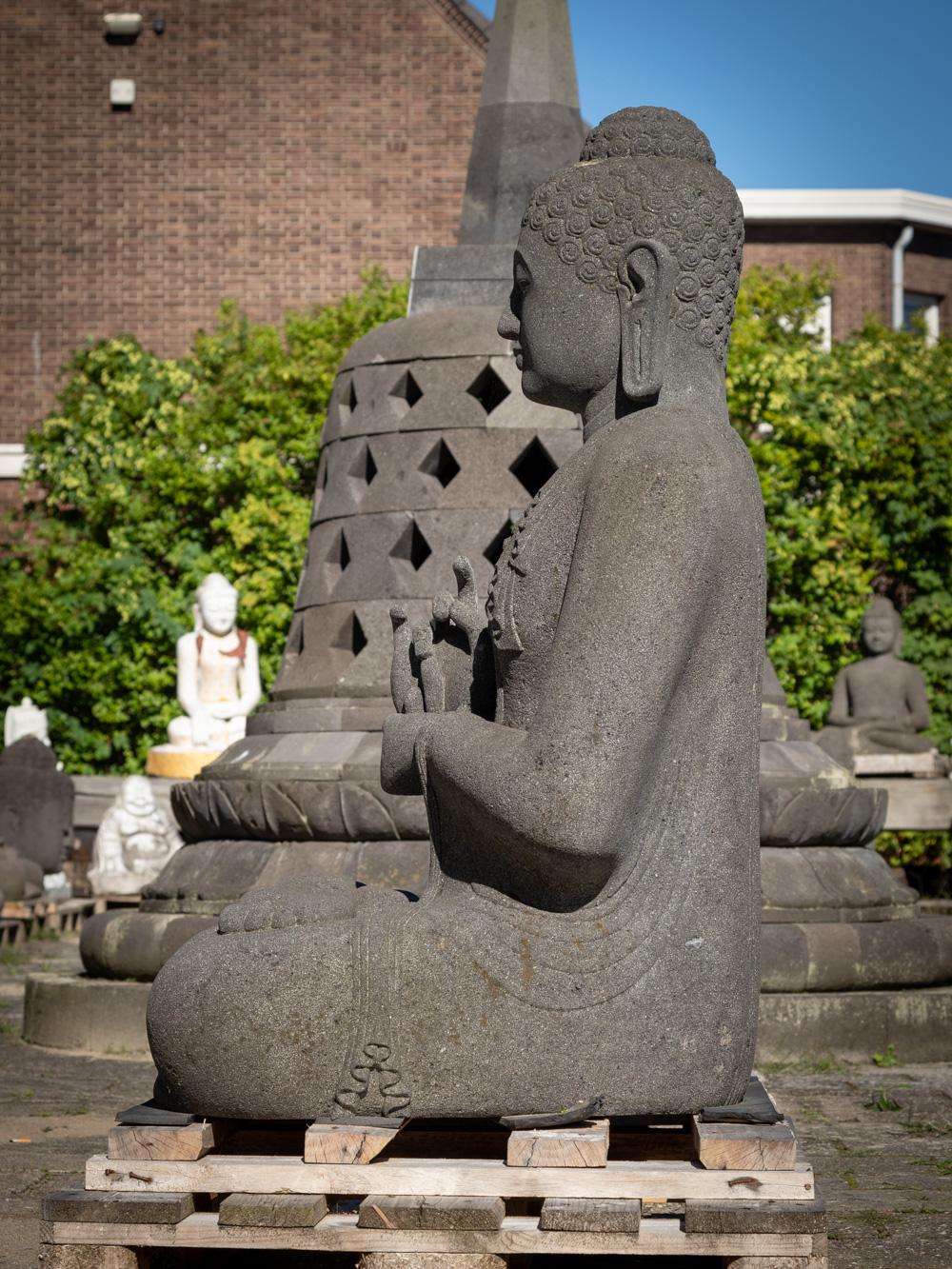 Nouvellement sculptée à la main, la grande statue de Bouddha en pierre de lave d'Indonésie en vente 9