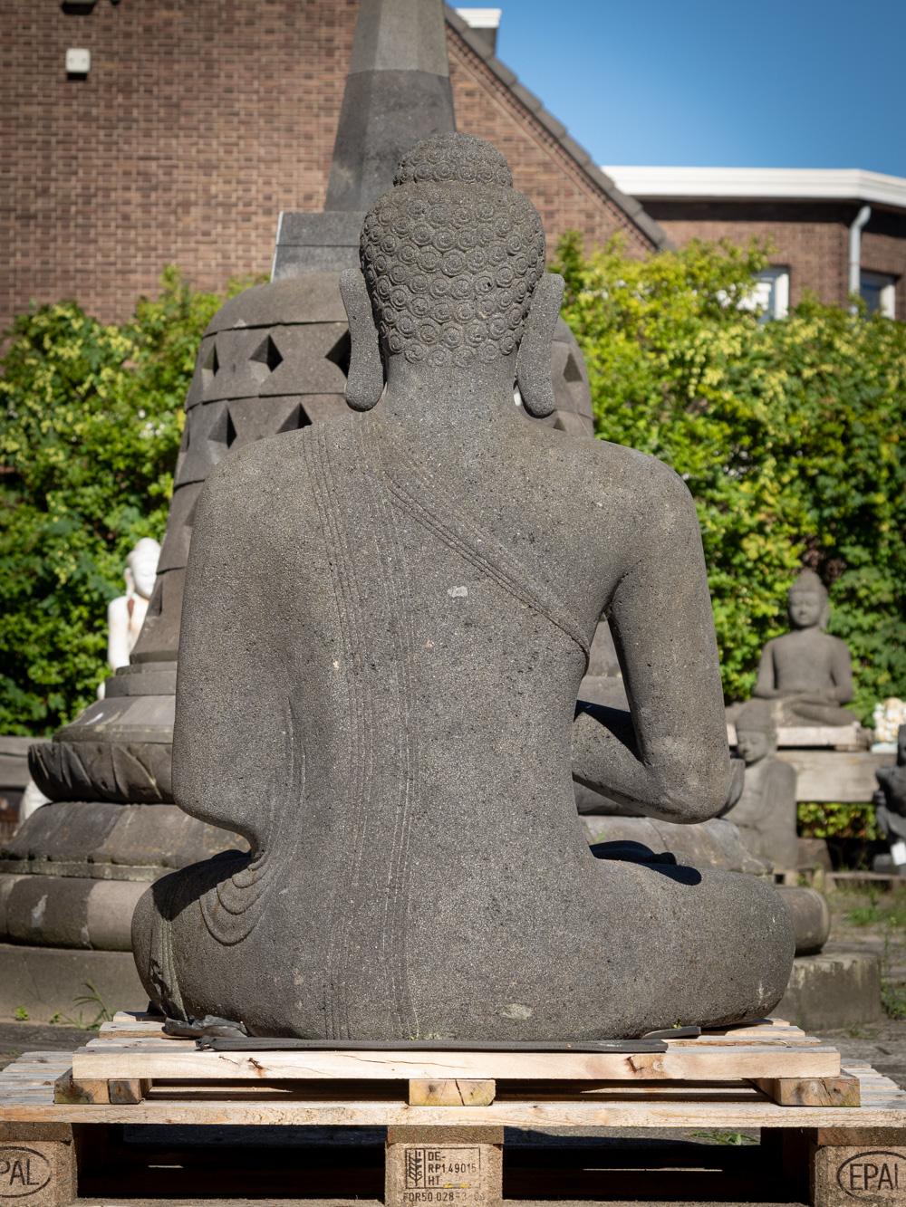 Nouvellement sculptée à la main, la grande statue de Bouddha en pierre de lave d'Indonésie en vente 10