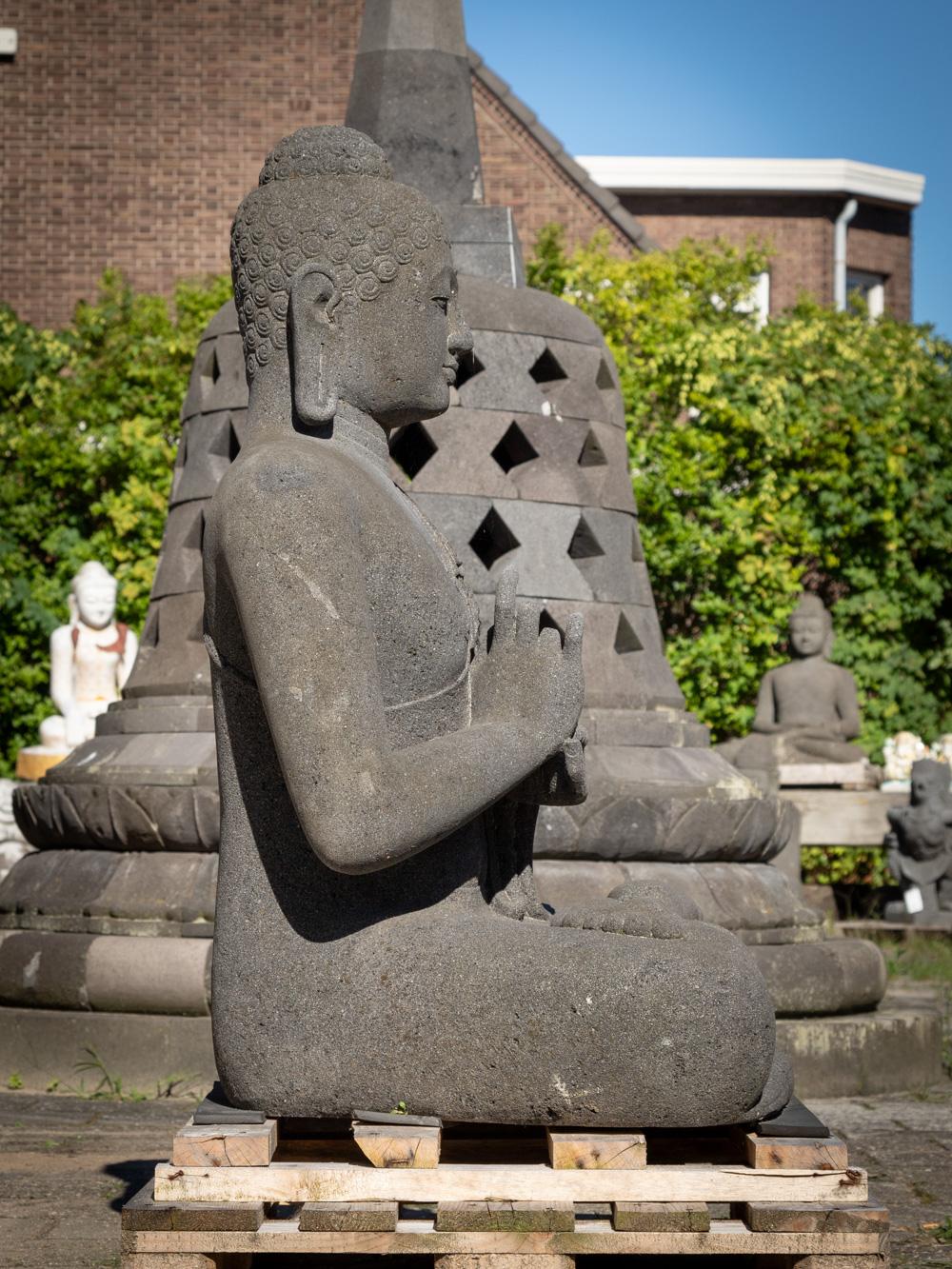 Nouvellement sculptée à la main, la grande statue de Bouddha en pierre de lave d'Indonésie en vente 11